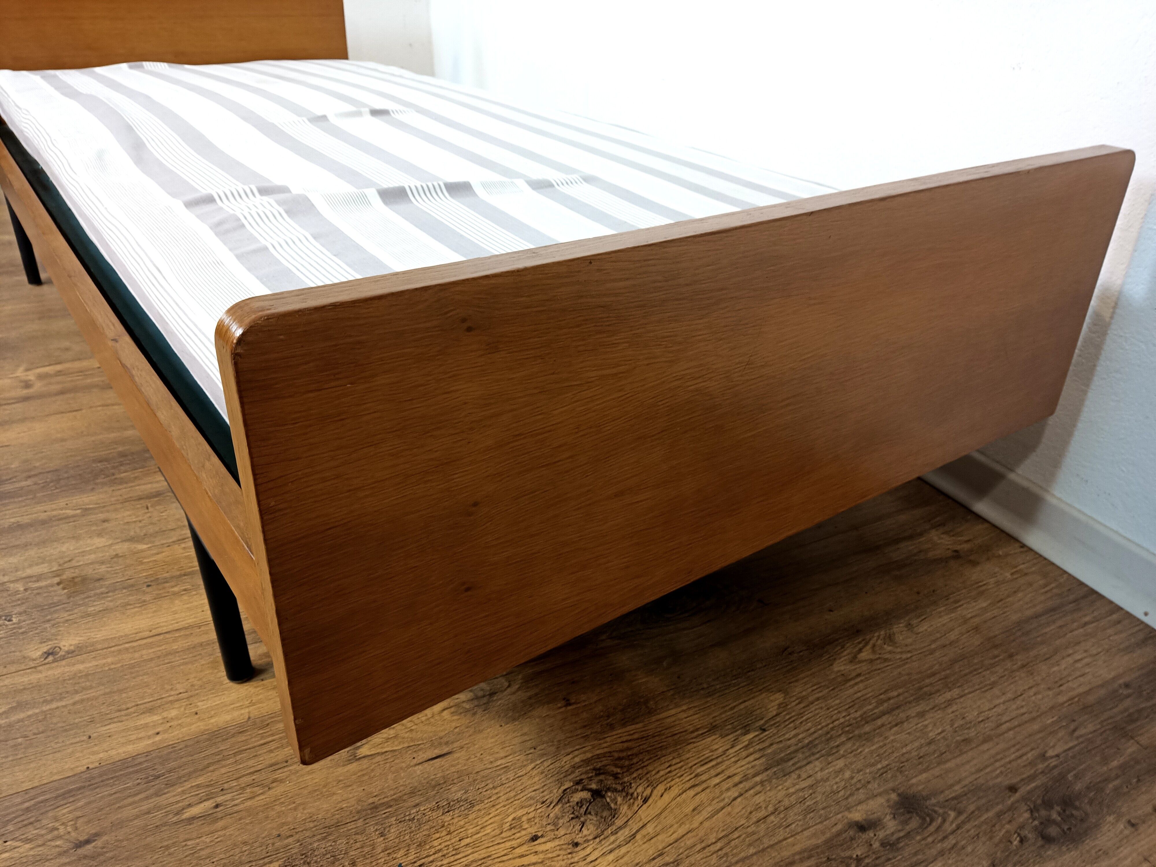 Vintage daybed bench bed