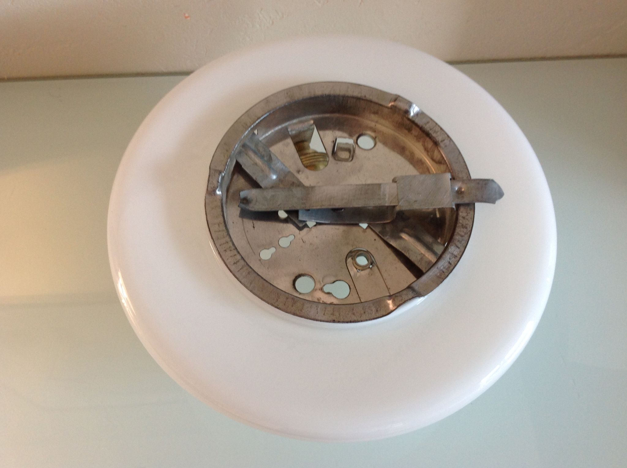 Plafonnier demi lune en opaline blanche vintage années 60-70