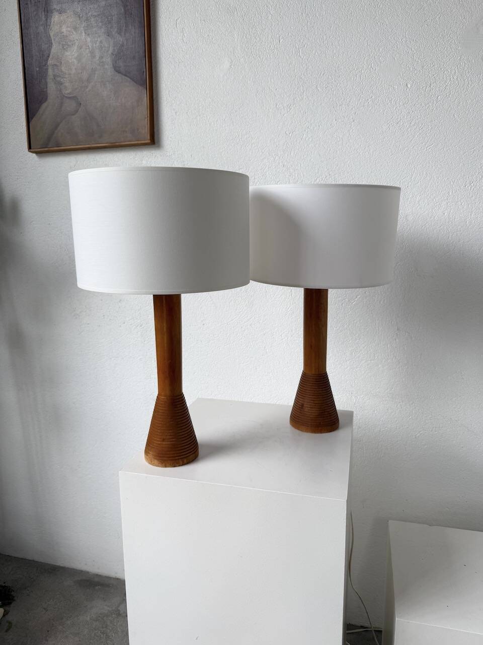 Paire de lampes de table bois chêne années 50