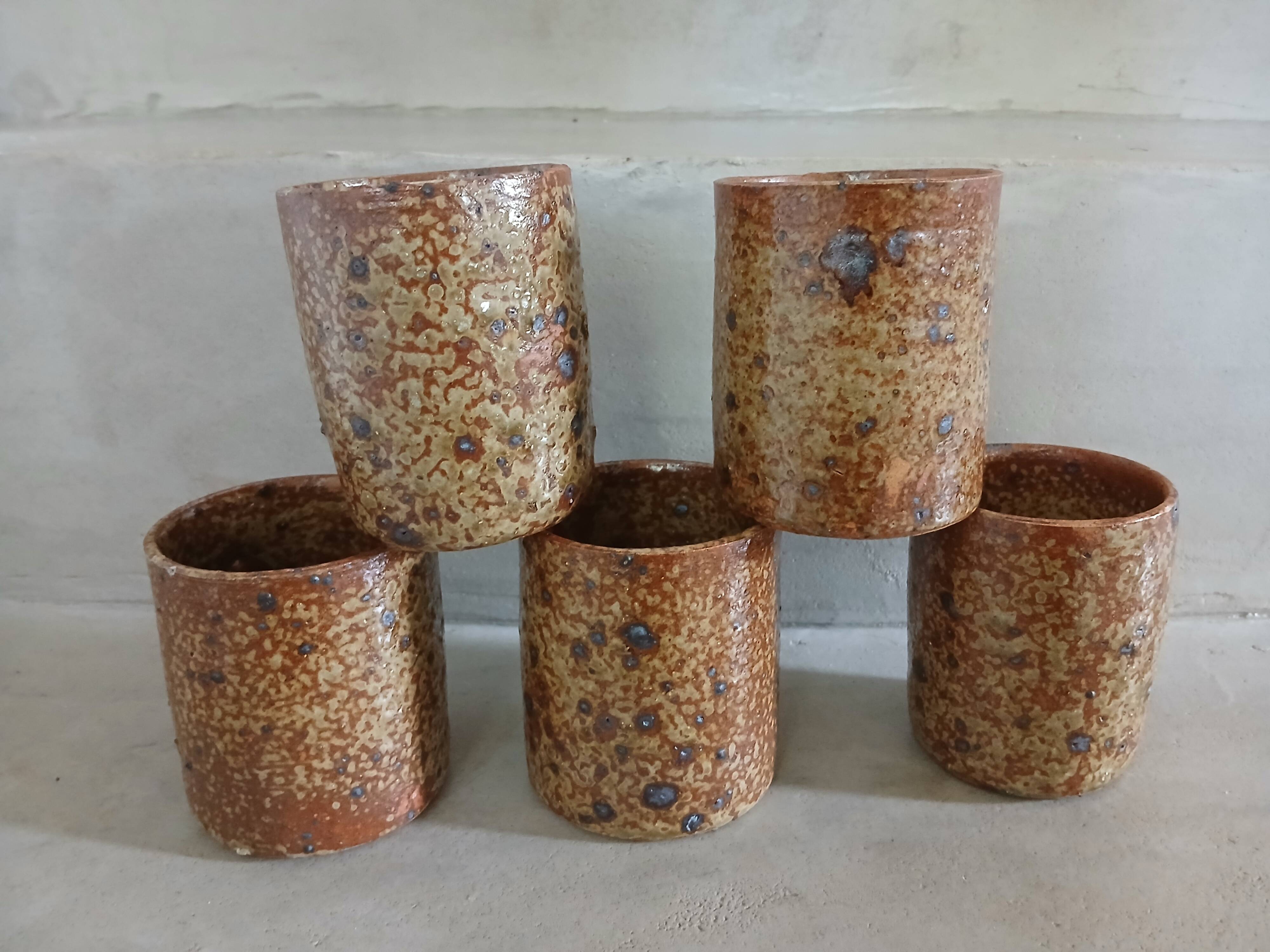 5 mugs / verres anciens en grès pyrite