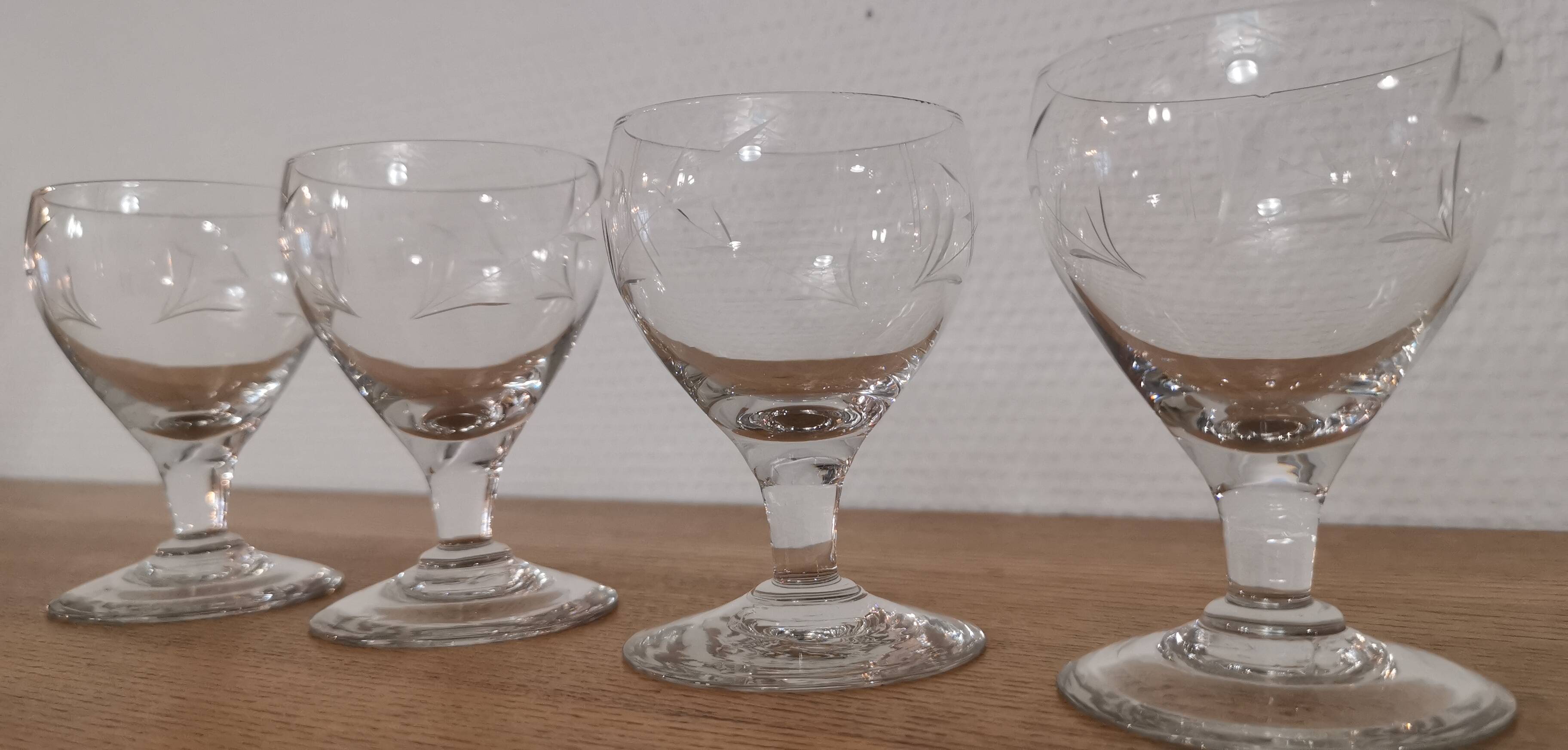 Set of 4 finely engraved vintage port wine glasses