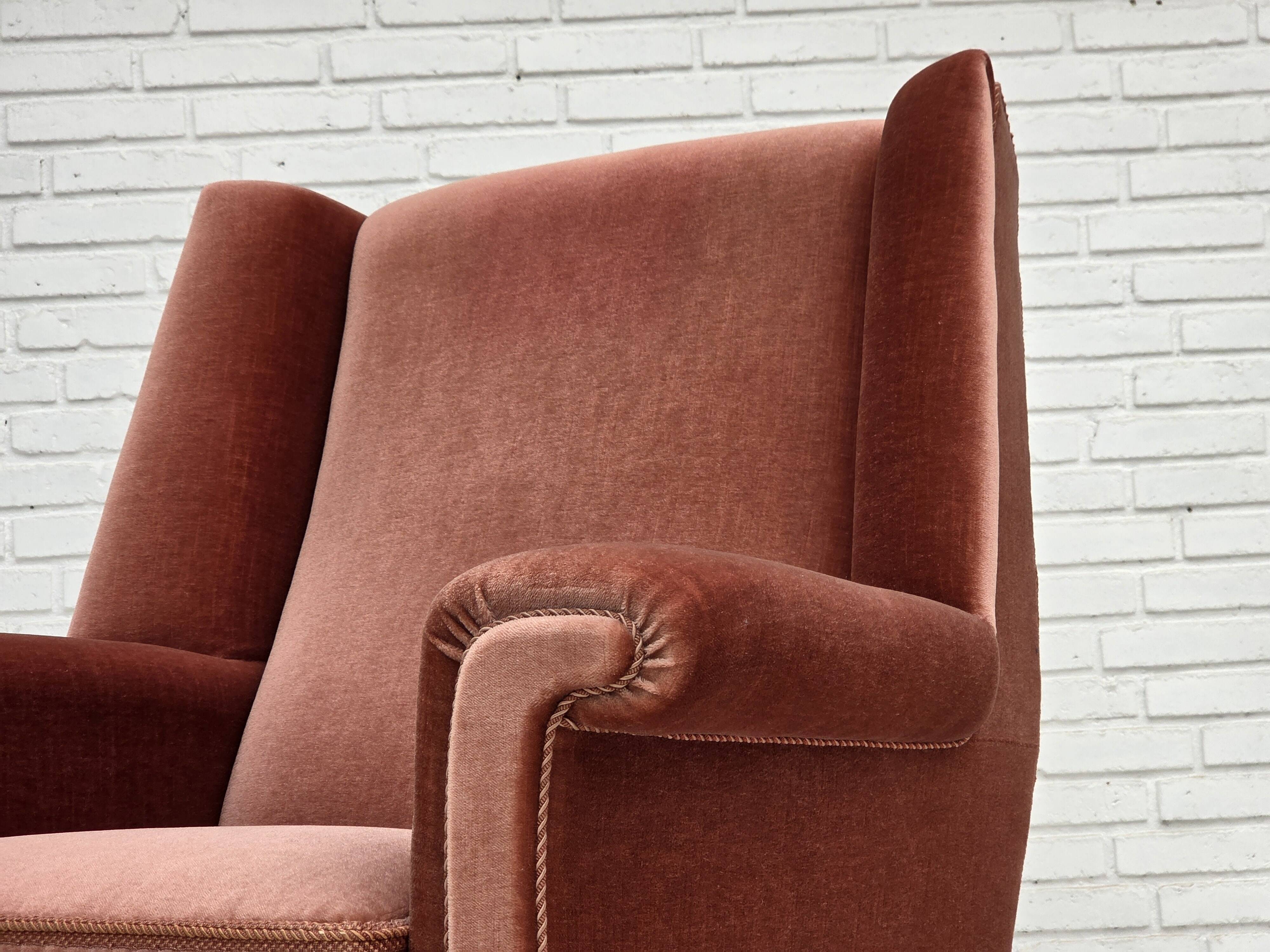 Fauteuil danois à dossier haut, années 1970, velours d'ameublement rose saumon, bois de hêtre.