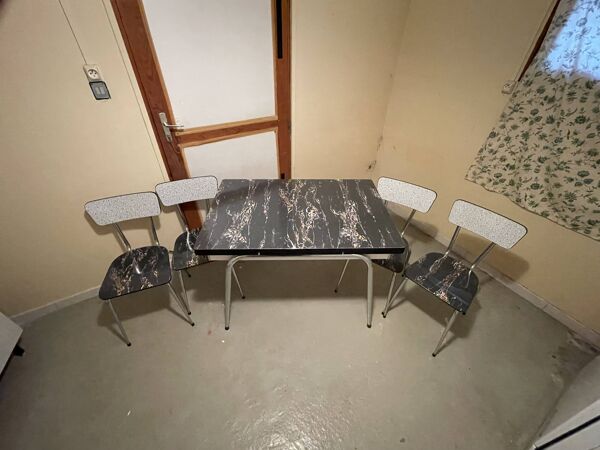 Table et 4 chaises en Formica