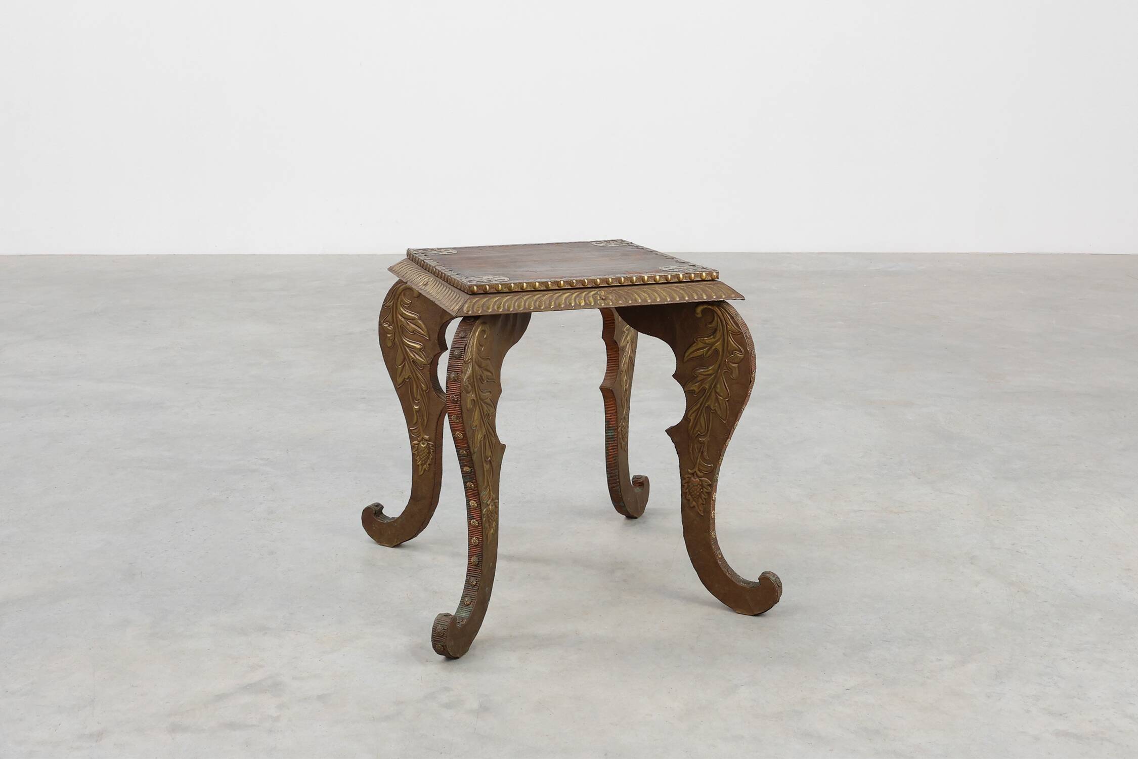 Table d'appoint Arts & Crafts en chêne et cuivre, Royaume-Uni vers 1910