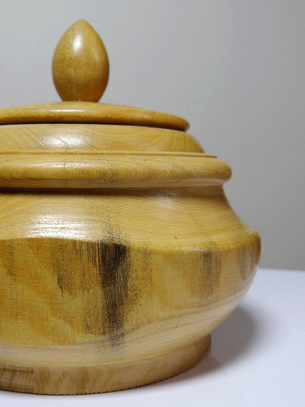 Boîte en bois tourné clair vintage