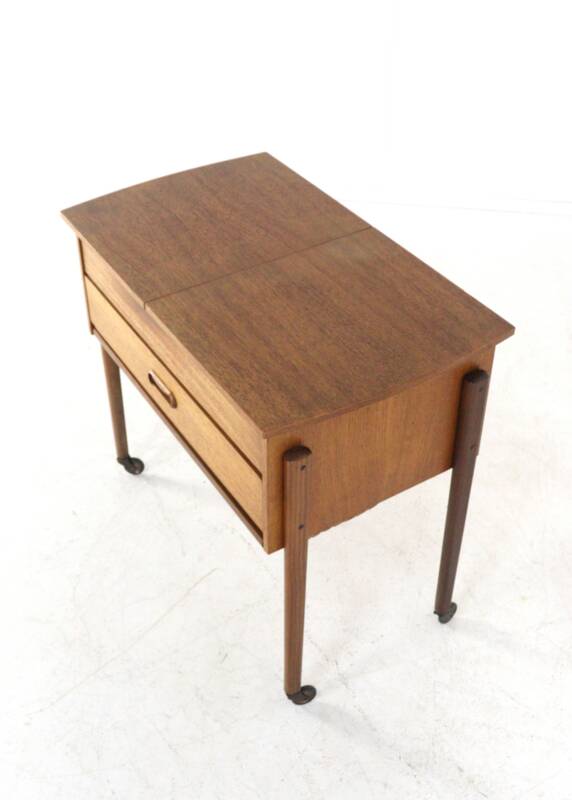 Table d'appoint / boîte de rangement pour bijoux
