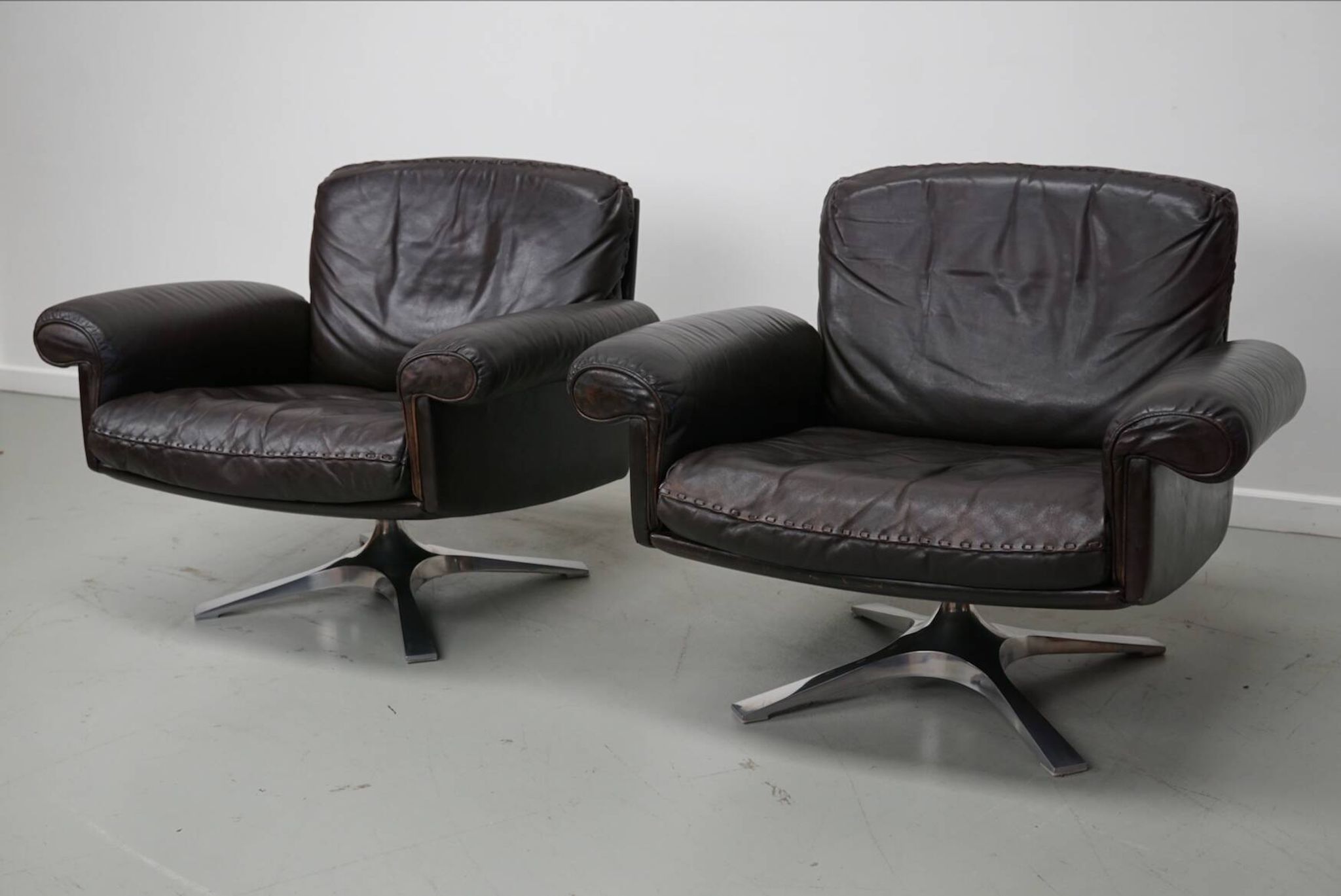 Pair of Vintage De Sede DS-31 Swivel Armchairs in Brown Leather