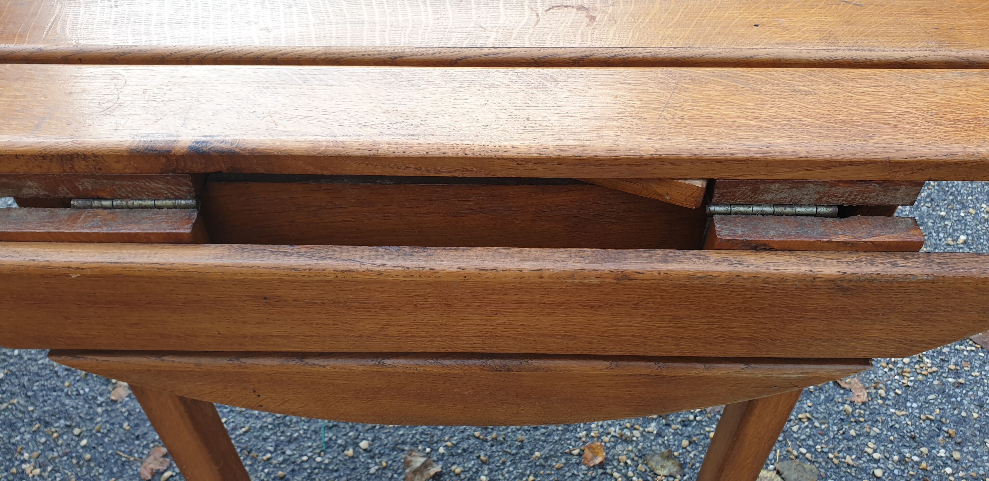 Round table of swing terrace