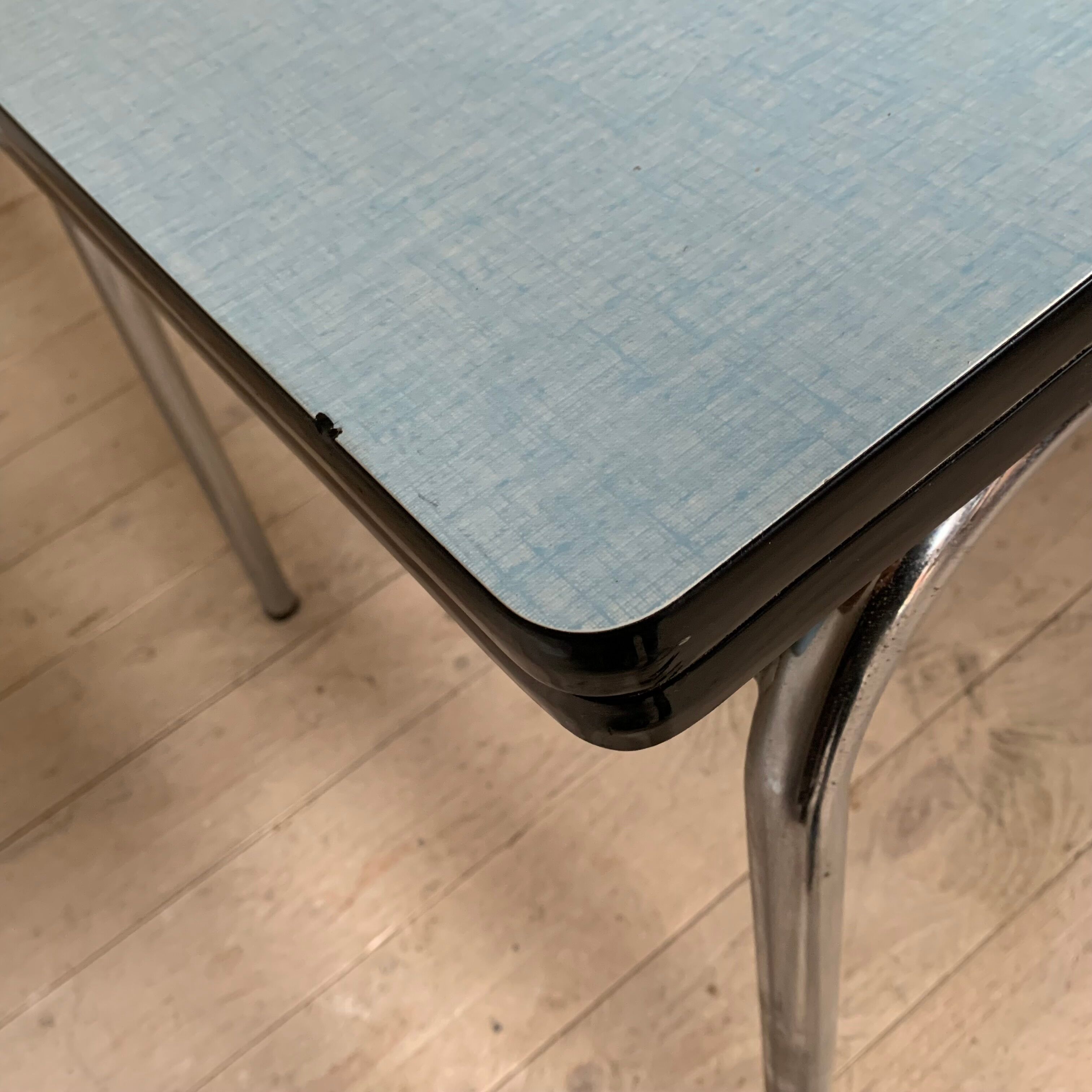 Blue formica table and its 4 chairs