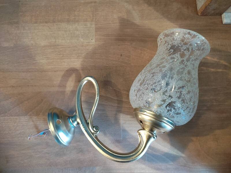 Wall light with golden metal tulip support, pockmarked glass