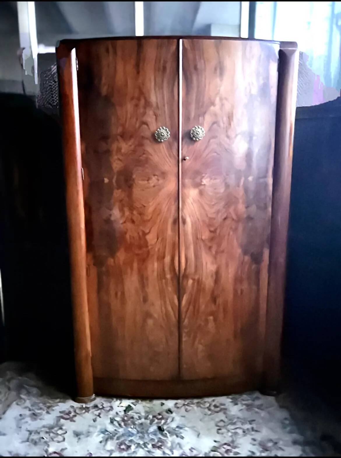 Small English wardrobe from the Art Deco period in walnut veneer - The elegance of rarity