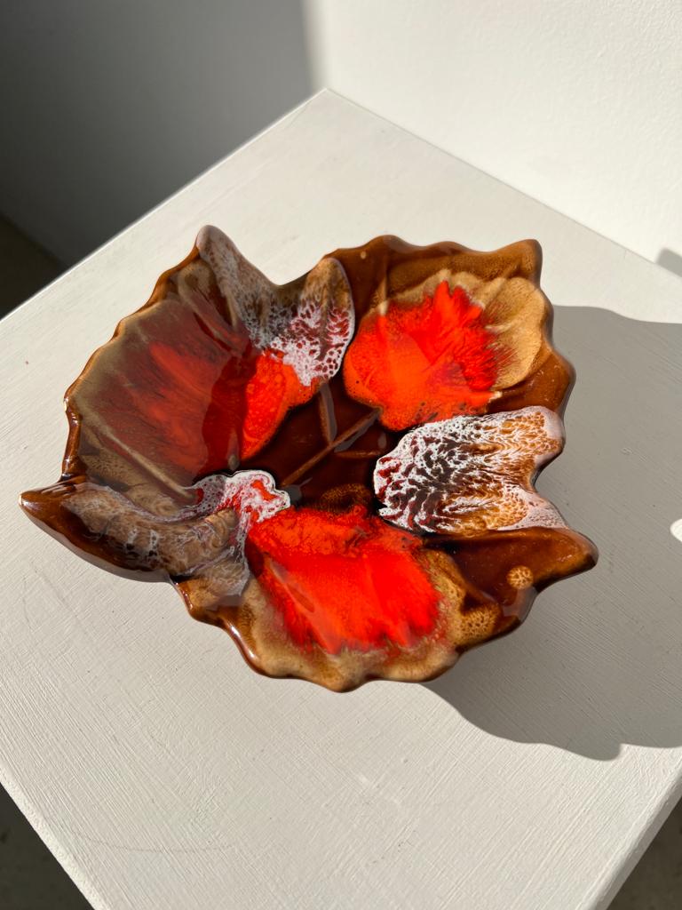 Empty Vallauris pocket in the shape of a leaf, orange and brown iced décor