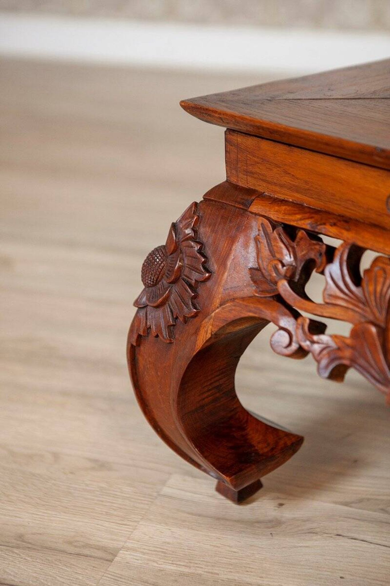 Table basse en chêne richement décorée, années 1950
