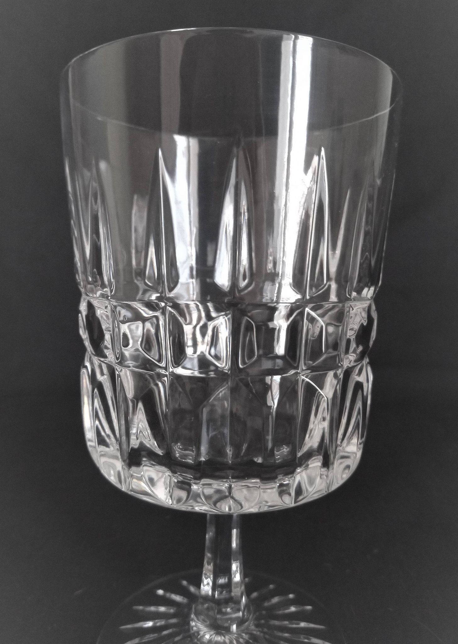 12 Art Deco wine glasses in cut crystal (in the style of Marignane Baccarat)