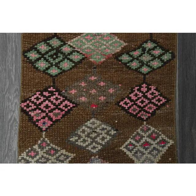 Tapis de couloir vintage turc Oushak fait main en laine et coton marron, années 1970