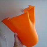 Vase mouchoir en opaline orange satinée