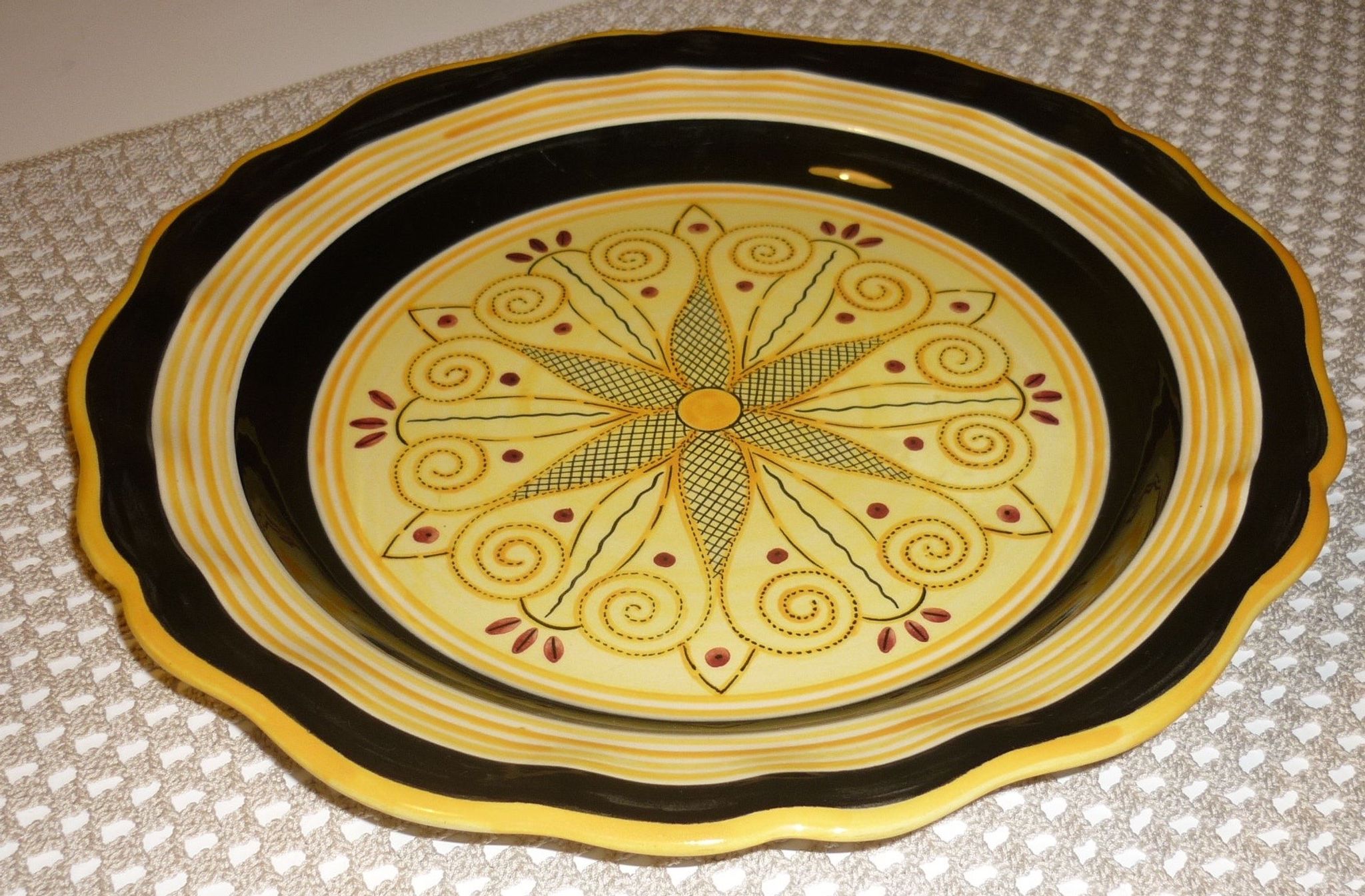 Flat black and yellow HB Quimper, 36 cm