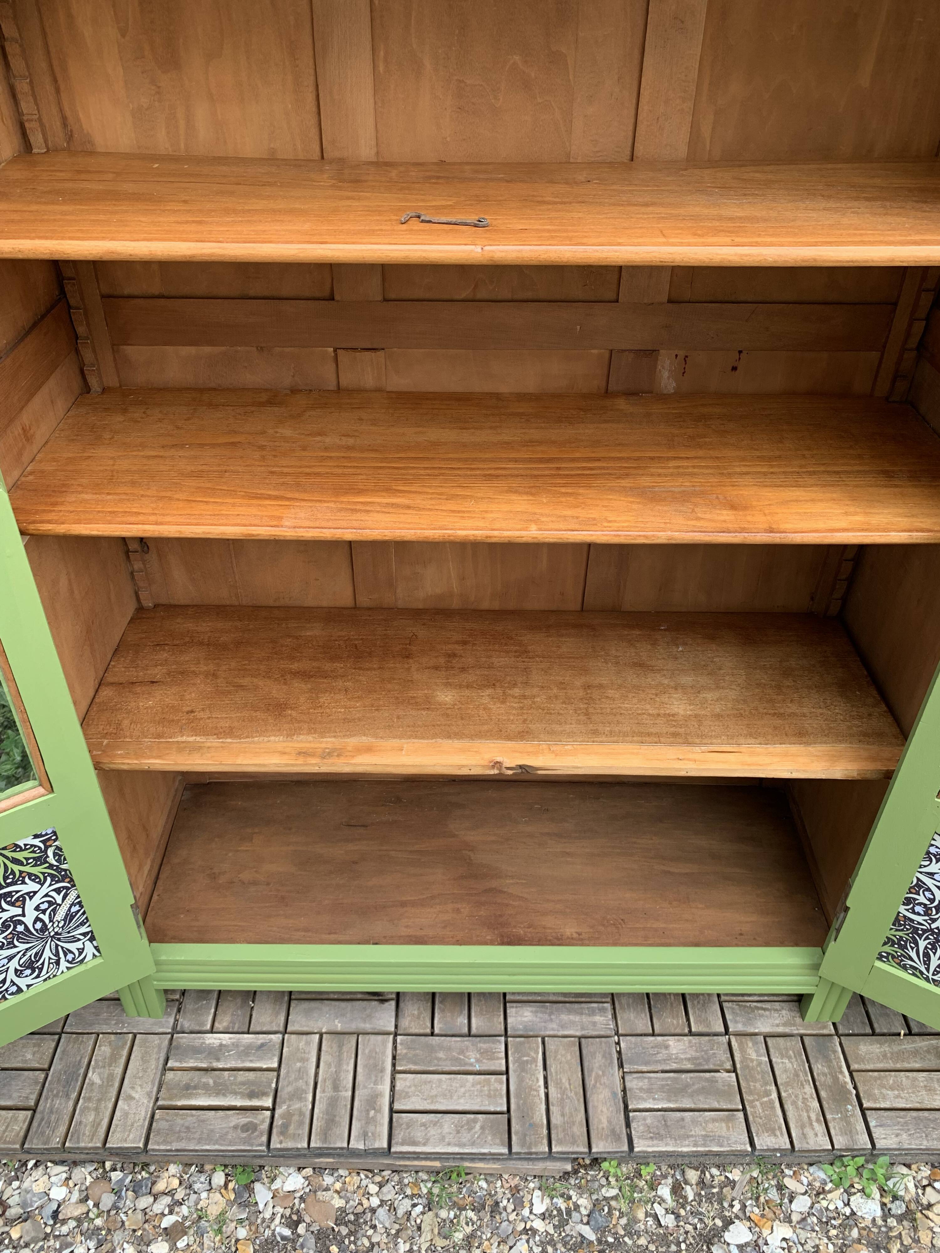 Armoire parisienne vitrée art déco 1930 kaki
