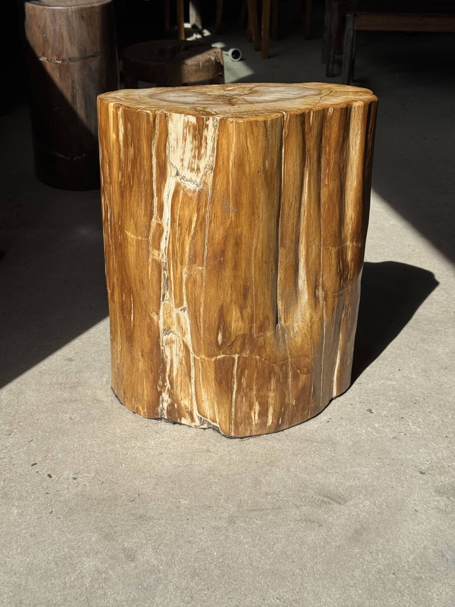 Table d'appoint en bois pétrifié orange doré et blanche ovale H46 D38 - 333