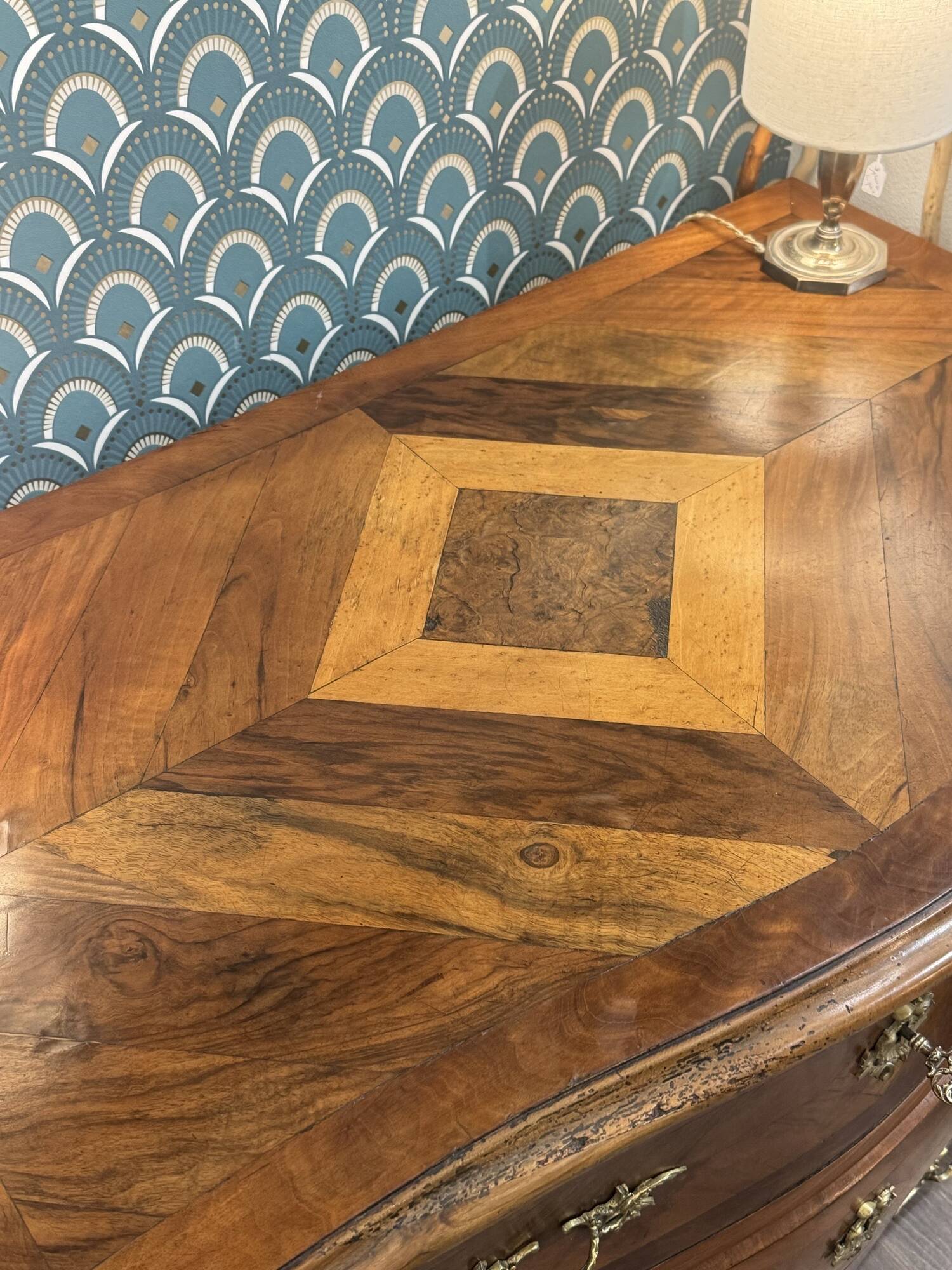 Ancienne et petite commode galbée dans le gout de Hache epoque XIX eme