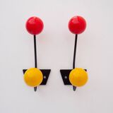 Paire de patères en métal noir et boules en bois rouge et jaune, années 1950