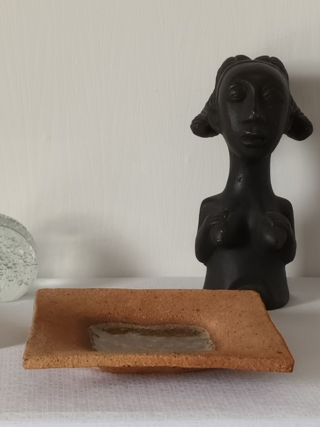 Empty pocket handmade sandstone chamotté resin