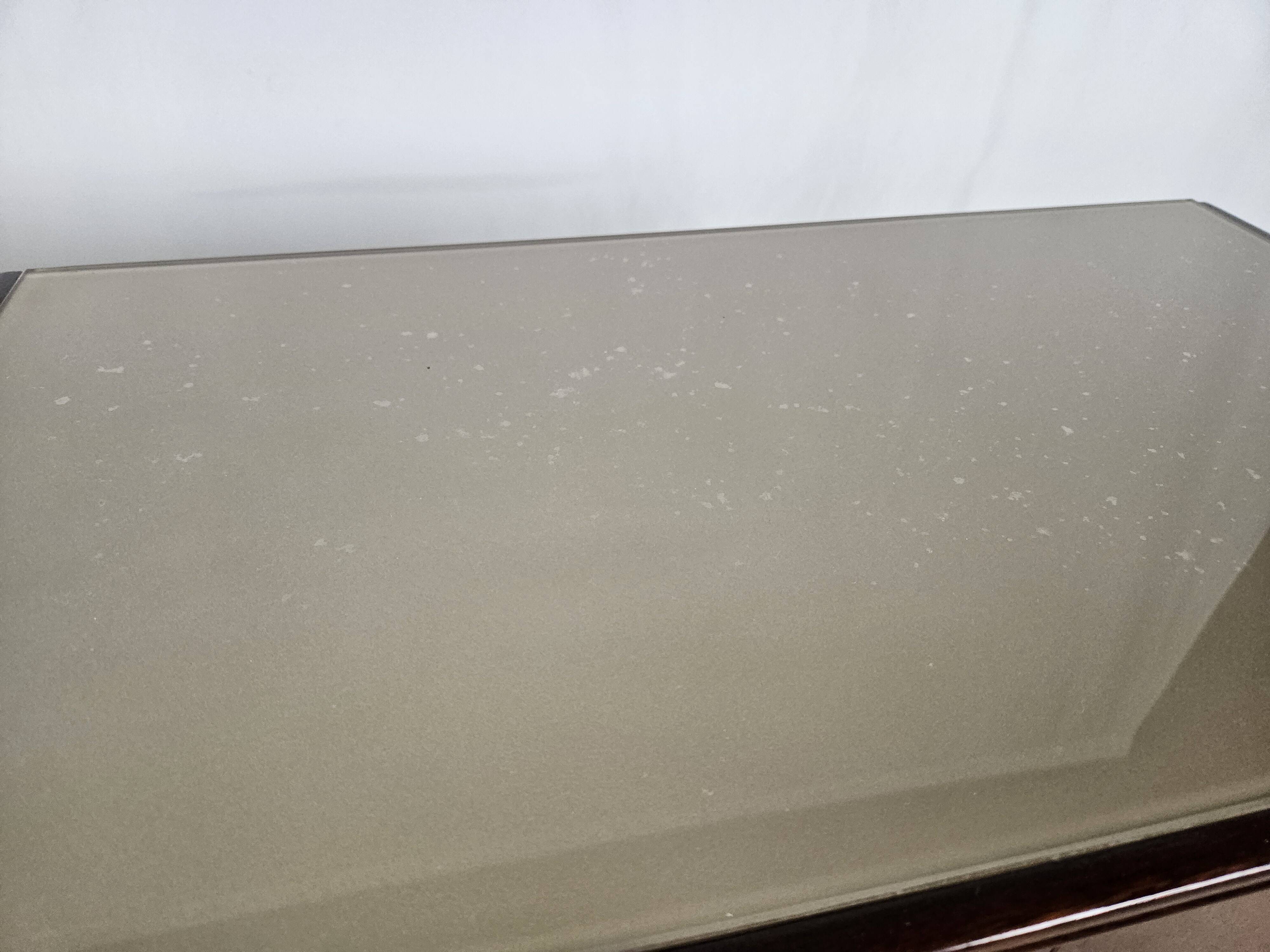 Paire de tables de chevet en acajou avec poignées en verre et laiton