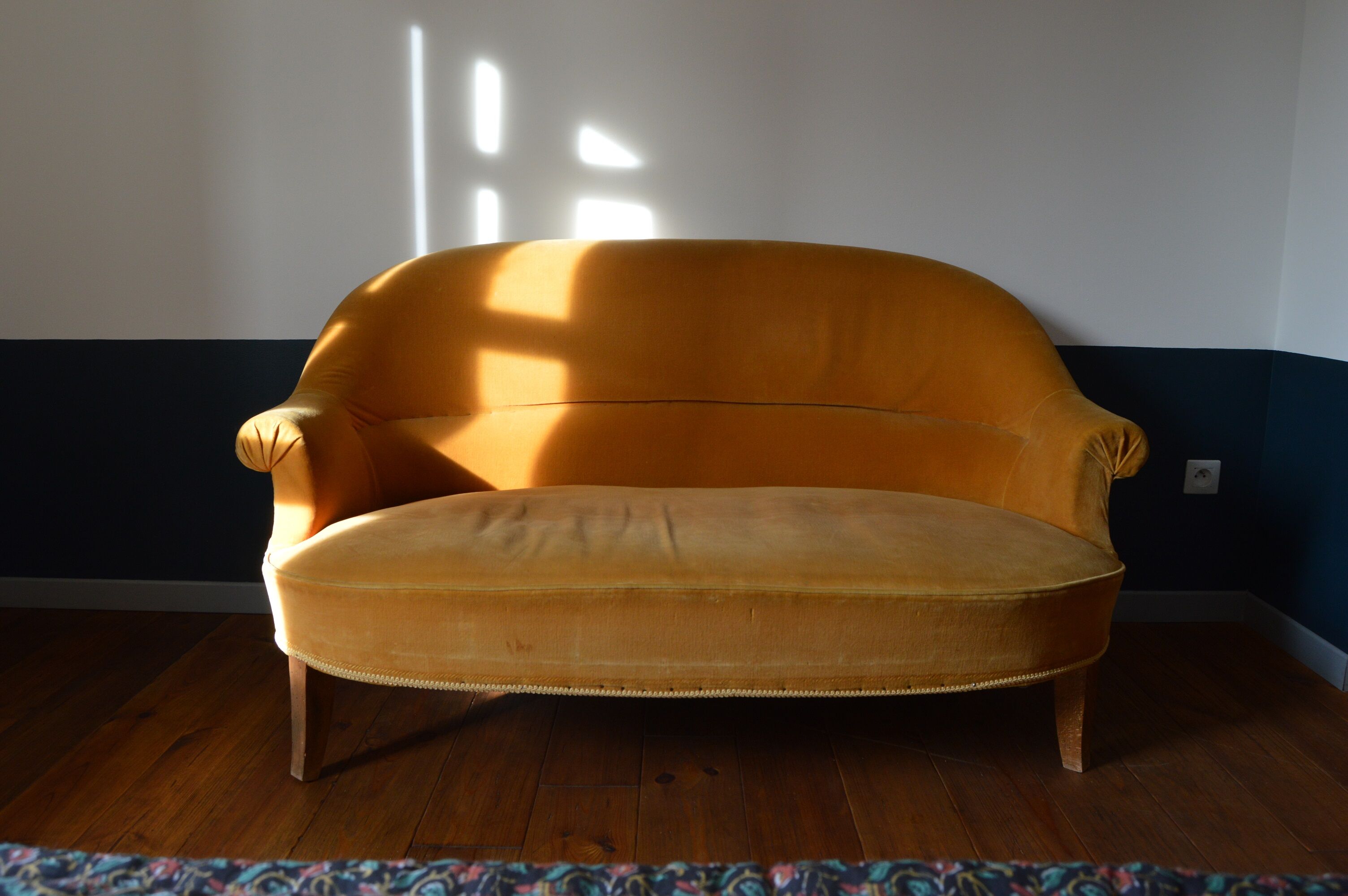 Sofa velvet seat vintage