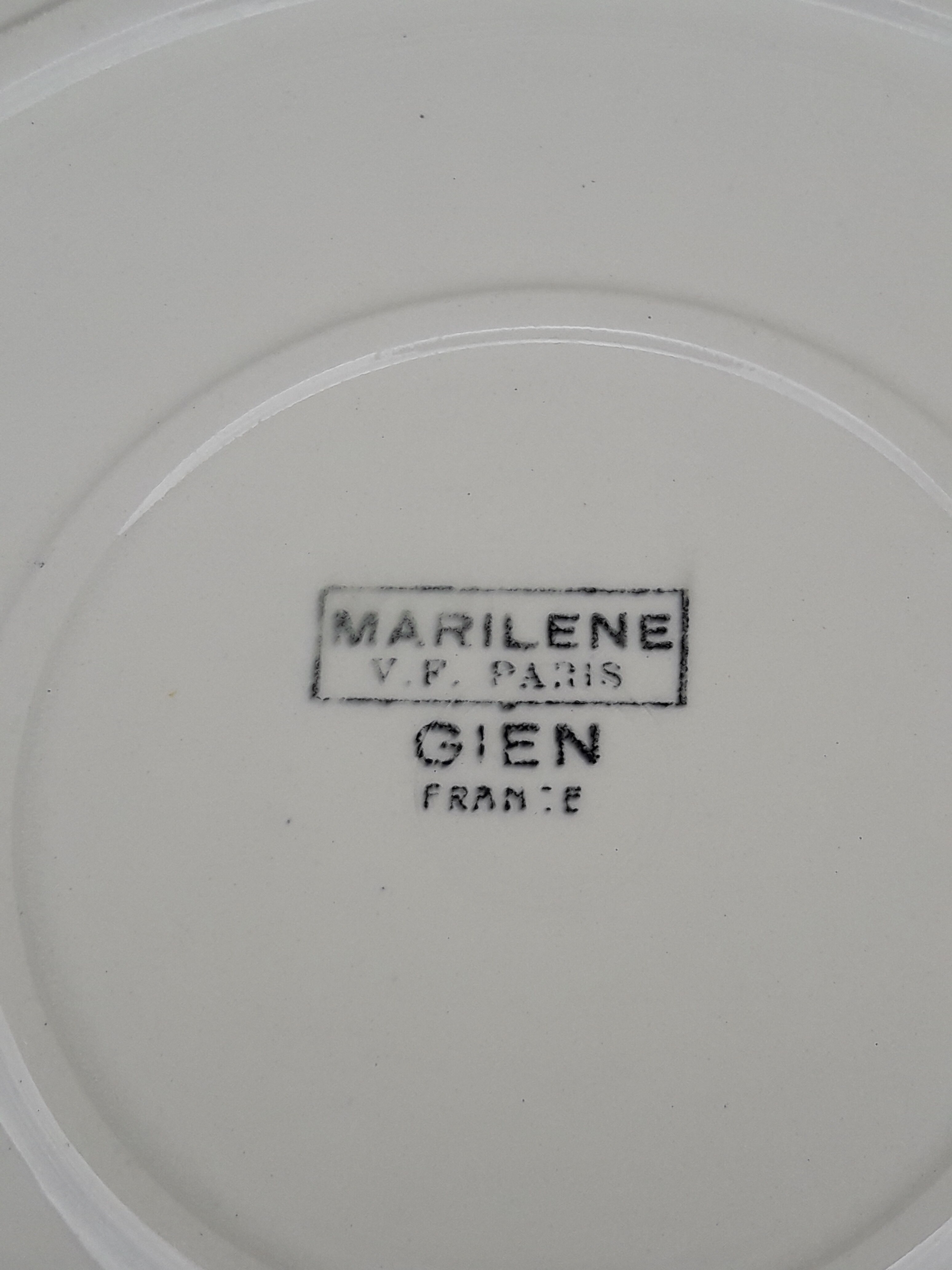 Gien model Marilene round plate diam 28.5 cm