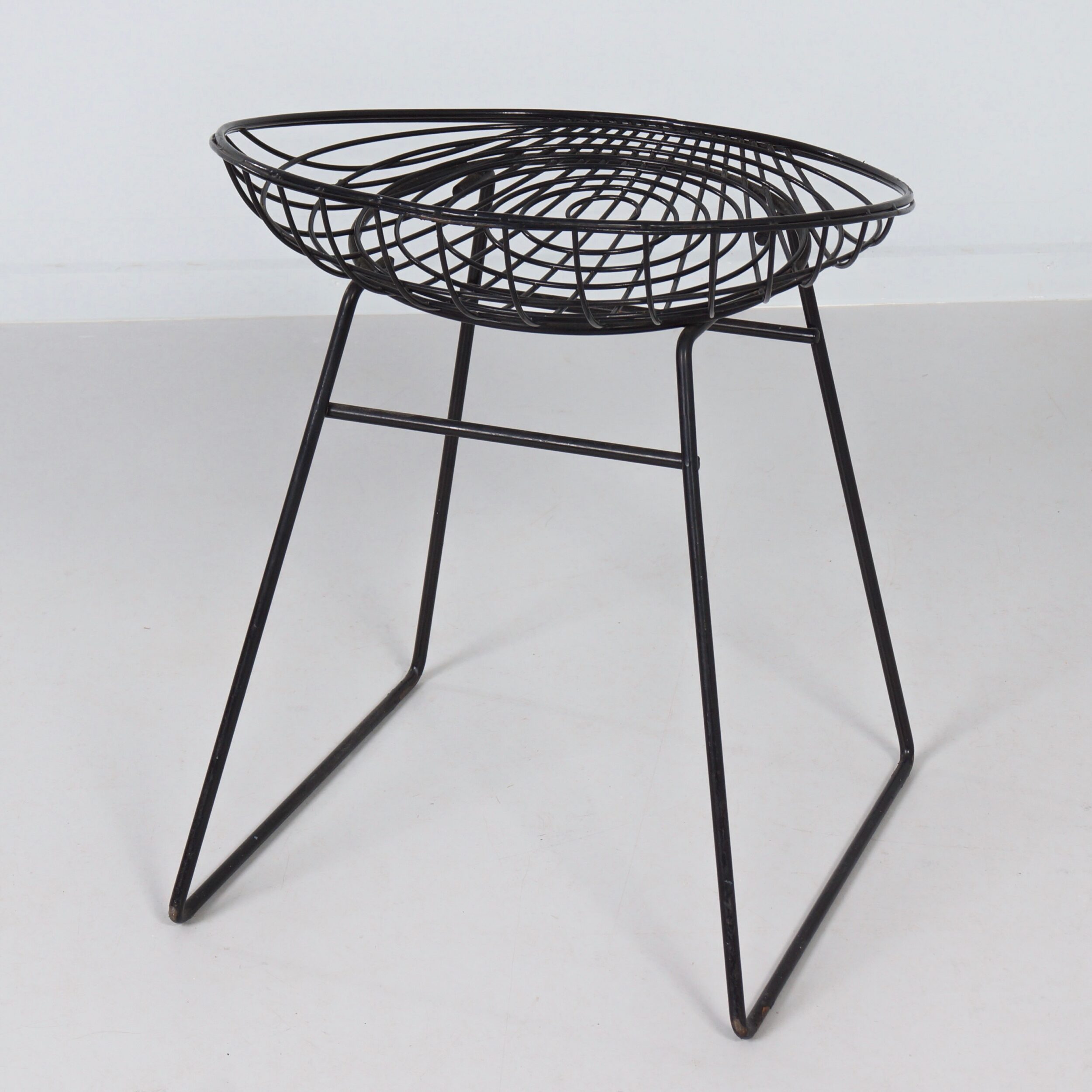 Black Pastoe KM05 wire stool – Braakman & Dekker
