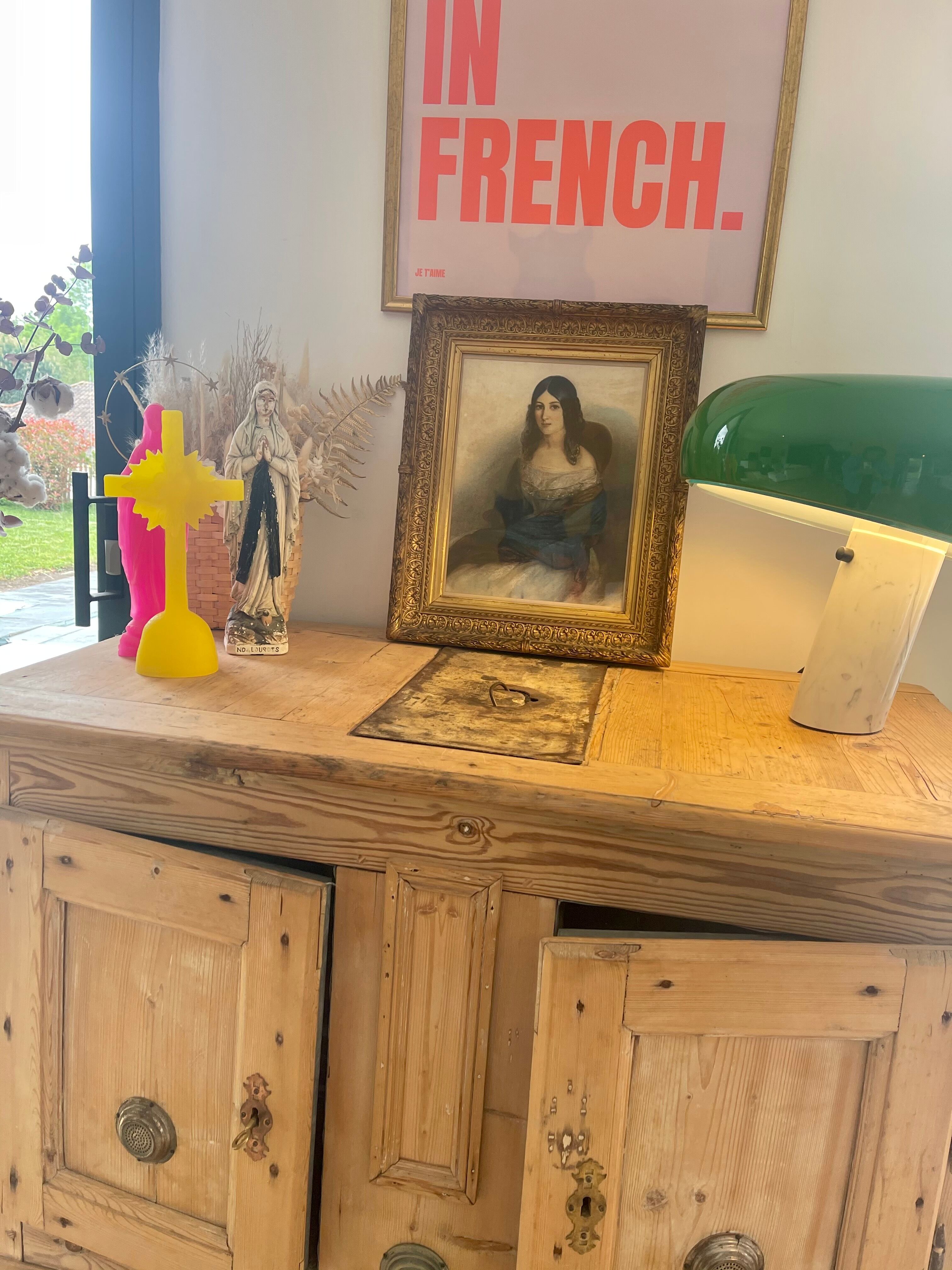 Tableau jeune femme au chalet bleu