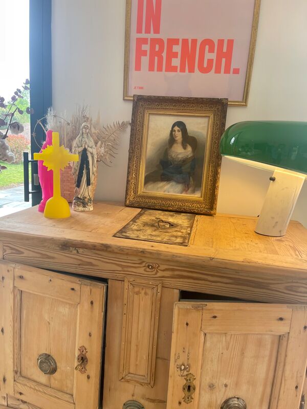 Tableau jeune femme au chalet bleu