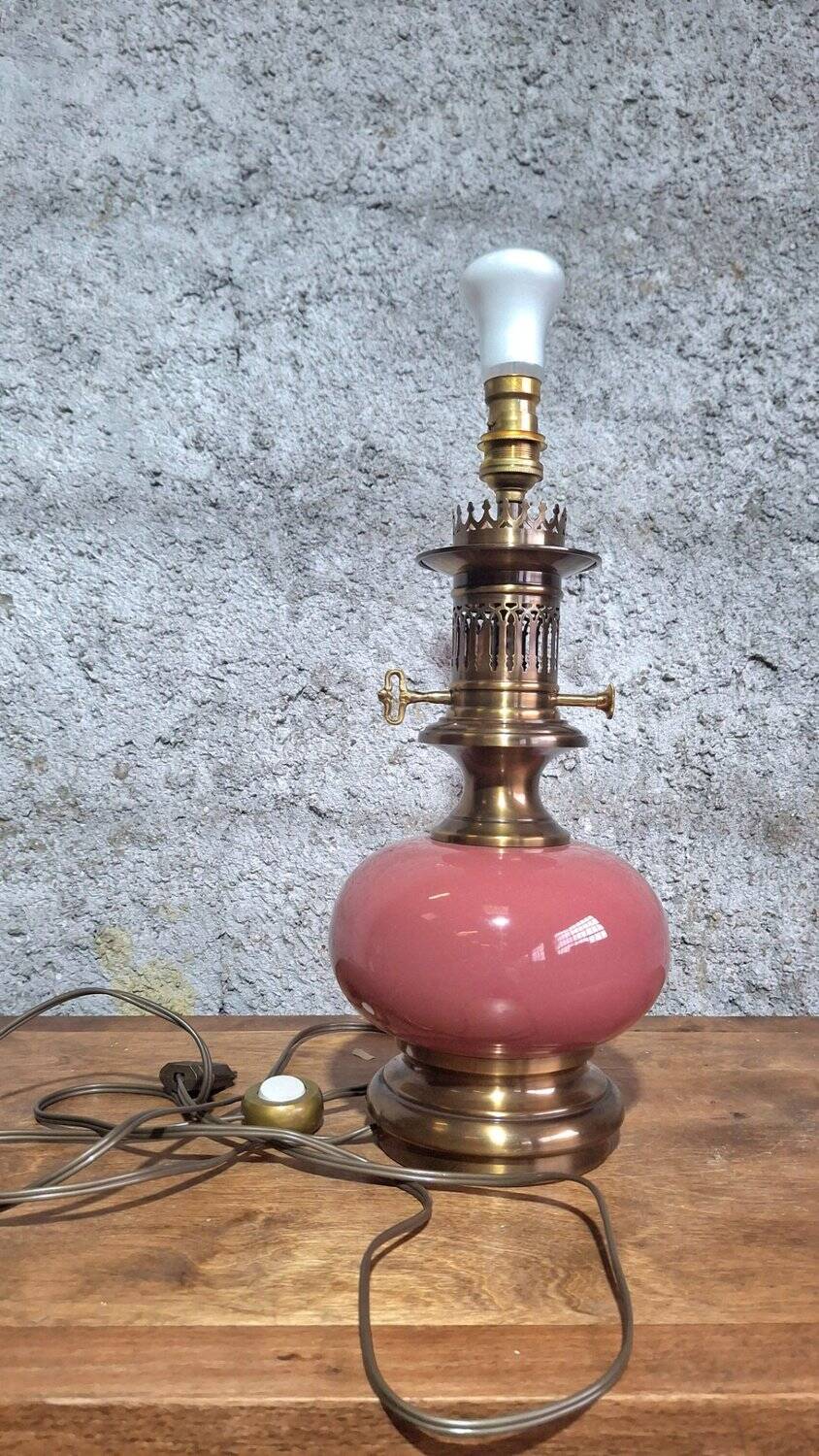Neo-Victorian table lamp with pink opaline glass and brass – Vintage 1970s