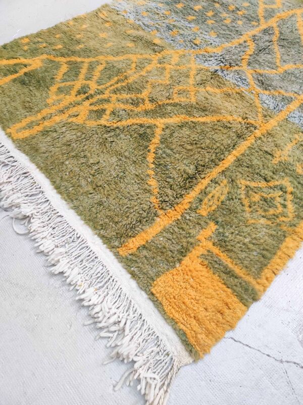 Tapis berbère marocain Beni Ouarain gris vert à motifs jaunes 2,55x1,52m
