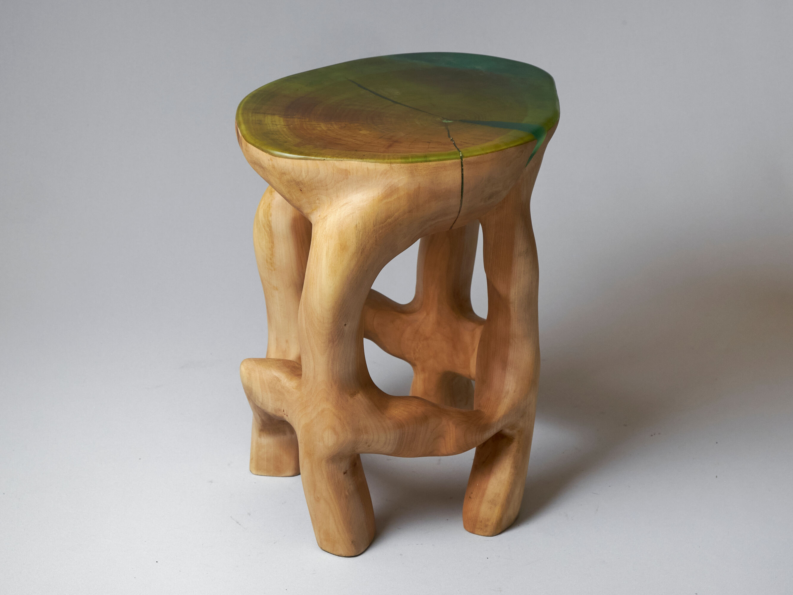 Tabouret sculpté unique à partir d'une seule pièce de bois