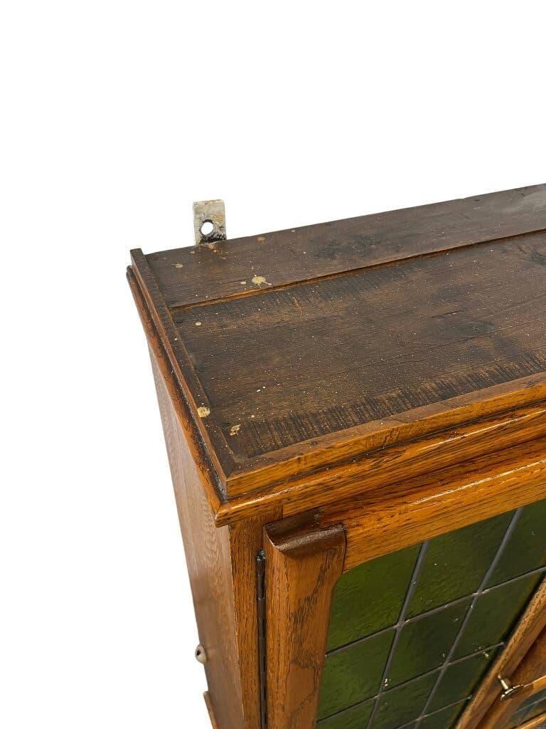 Armoire murale vintage en bois avec vitrail vert