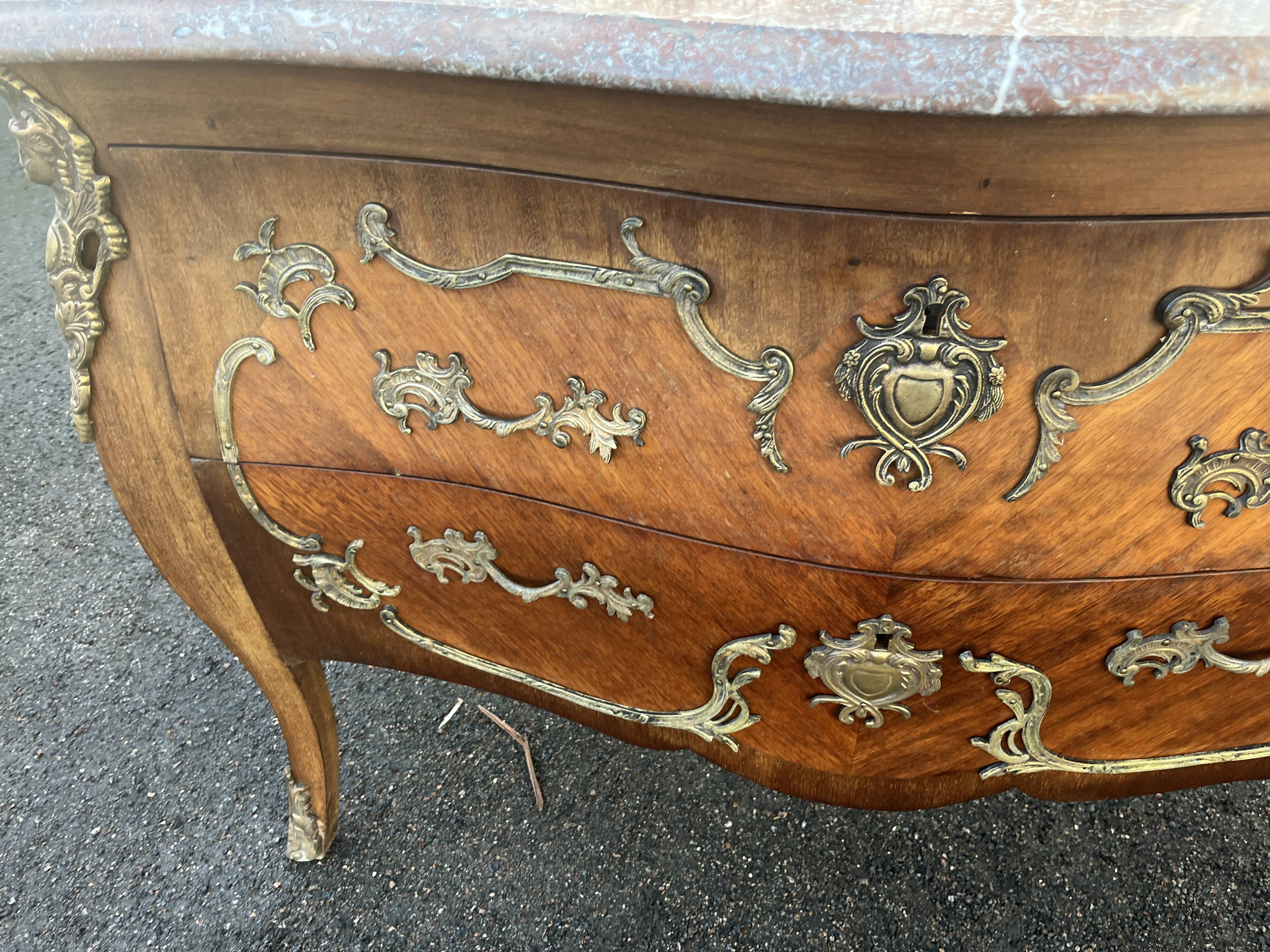 Commode Style Louis XV – 2 Tiroirs Bombés – Bois Marqueterie et Bronze