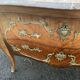 Commode Style Louis XV – 2 Tiroirs Bombés – Bois Marqueterie et Bronze