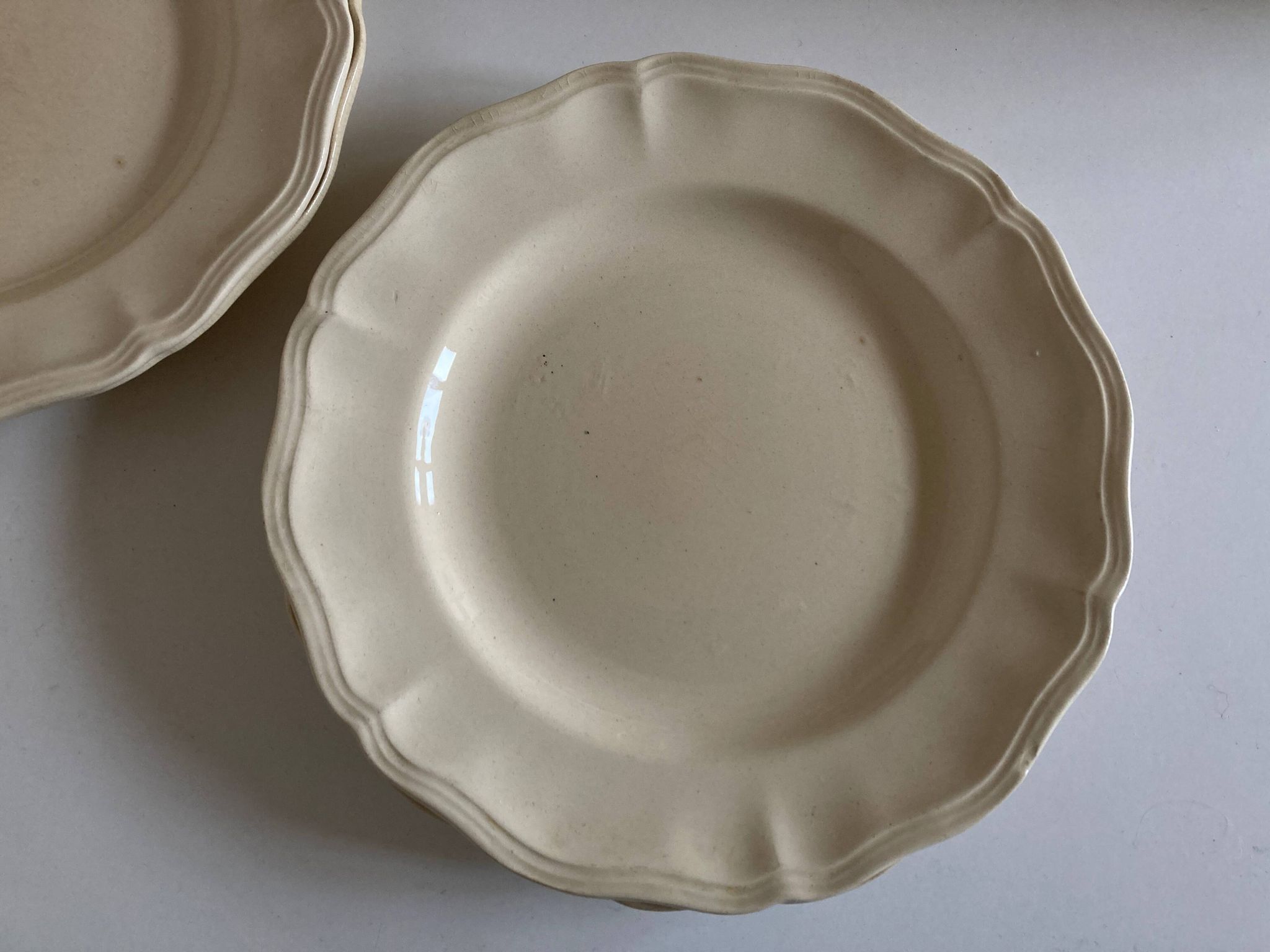 Set of 4 ivory Sarreguemines plates with gadroons