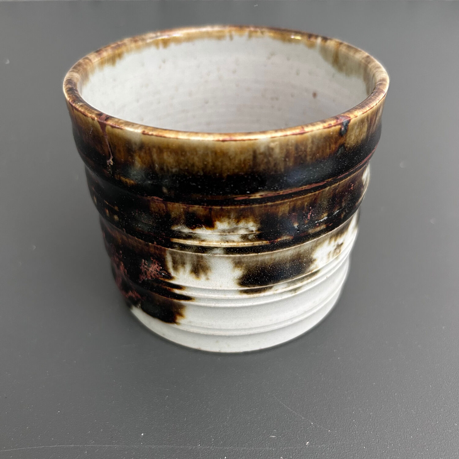 Cache pot en grès signé