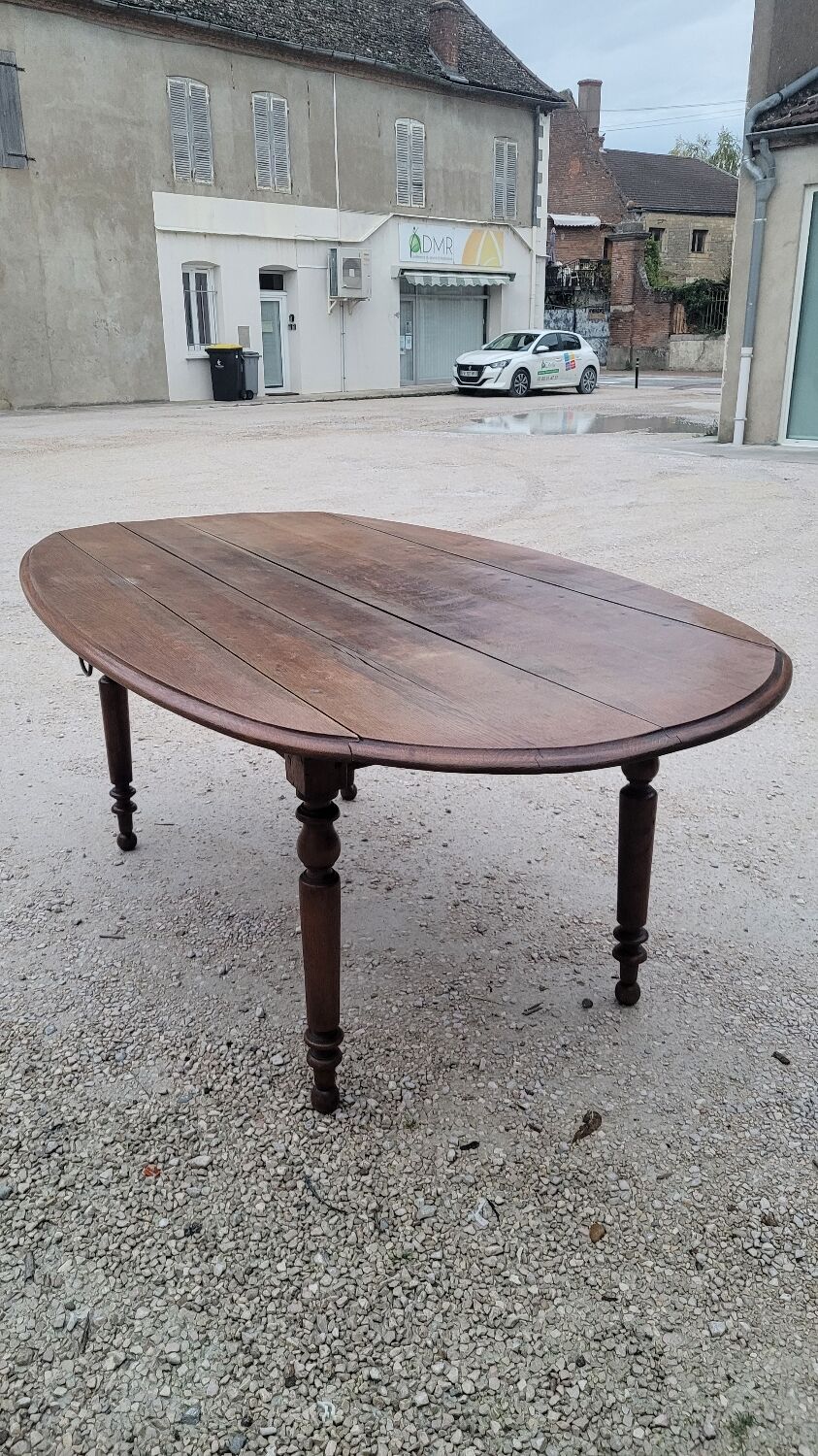 Burgundian oval farm table in 19th century solid oak with shutters - 1m93