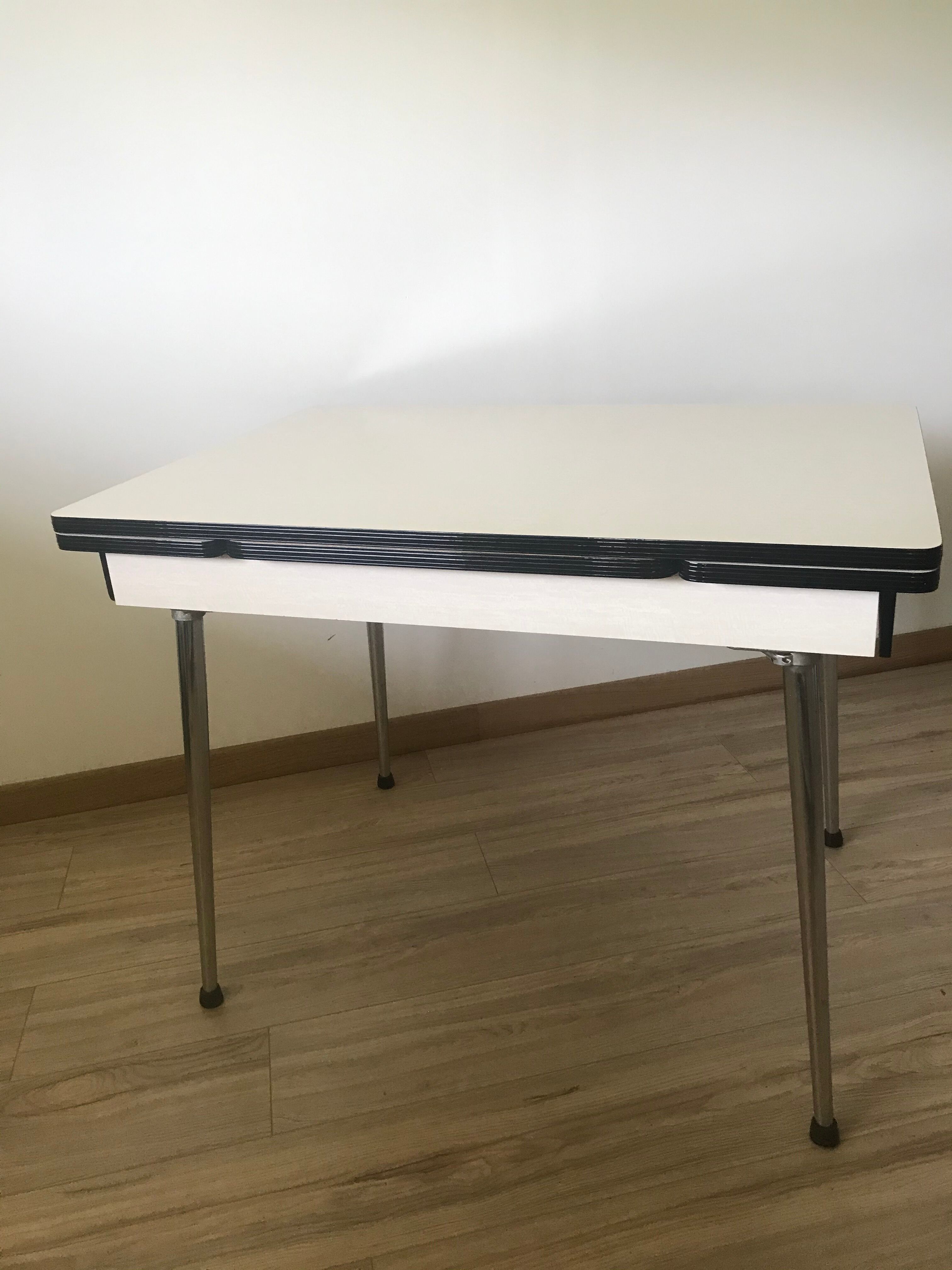 Table and its 3 Formica chairs