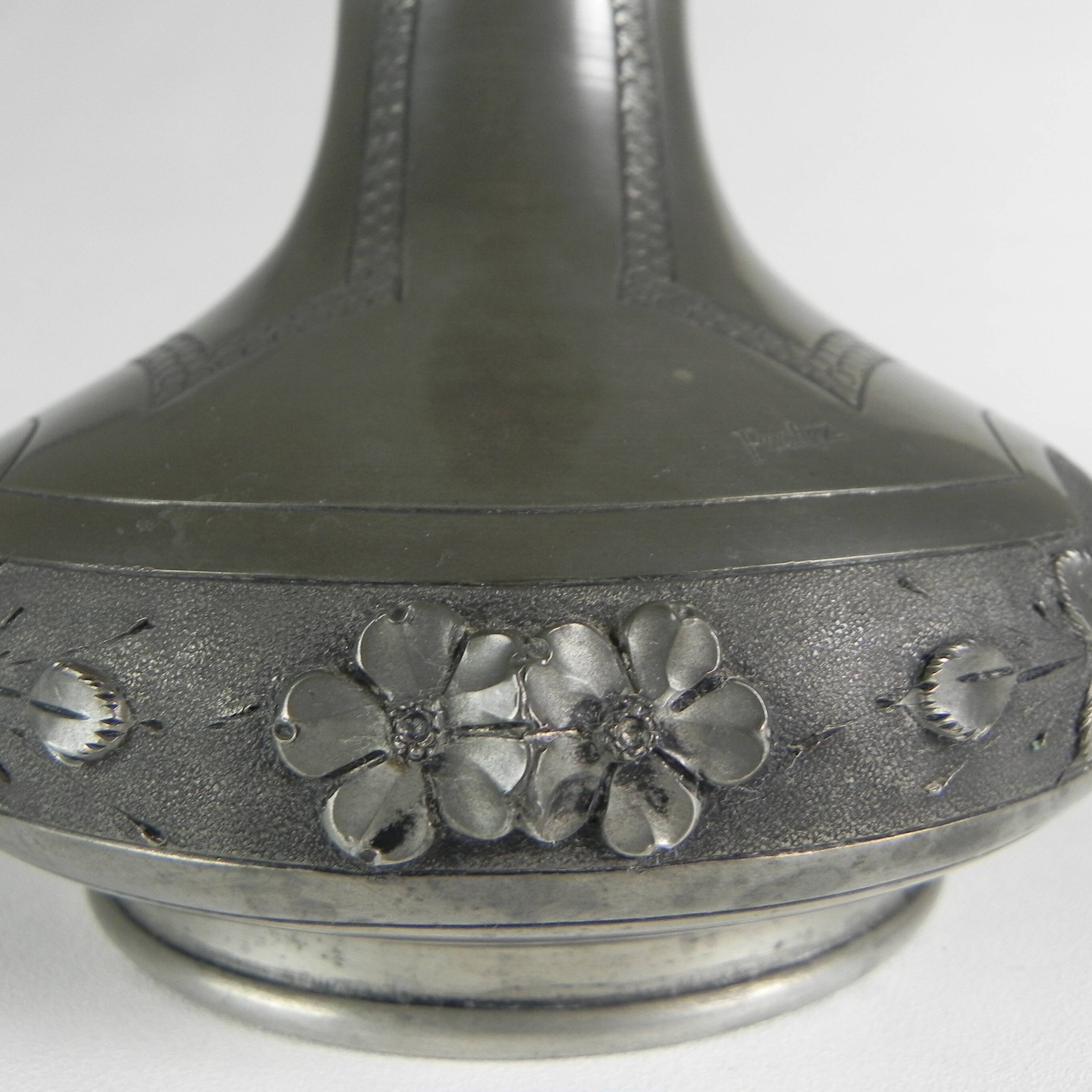 Art Nouveau vase in pewter signed Pechez, early 20th century.