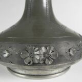 Art Nouveau vase in pewter signed Pechez, early 20th century.