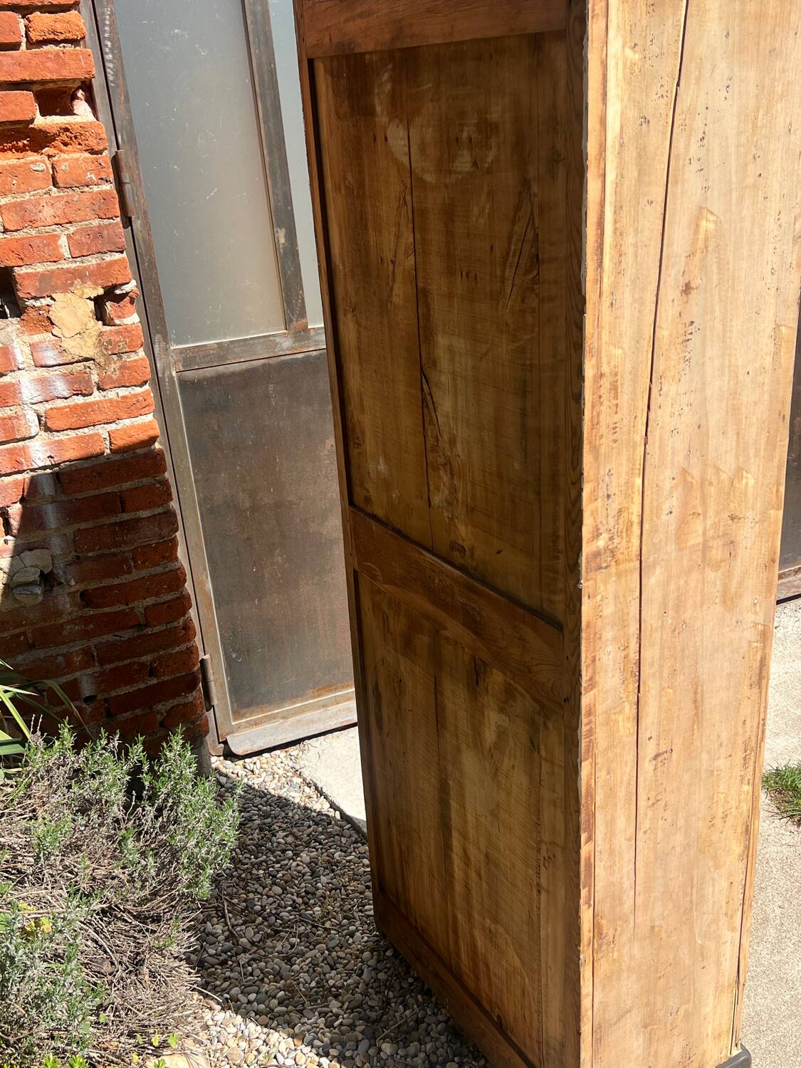 Beautiful piece of furniture with 8 drawers/2 doors in raw wood.