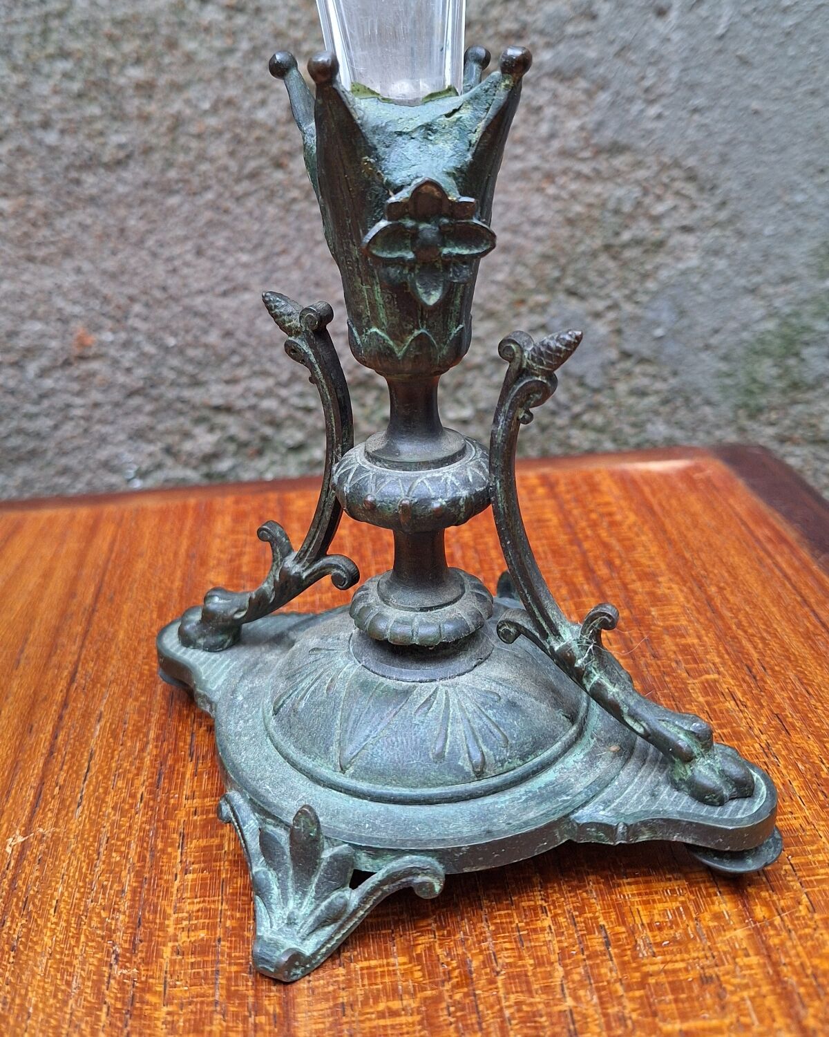 Pair of cornucopia vases in bronze and crystal, 19th century.