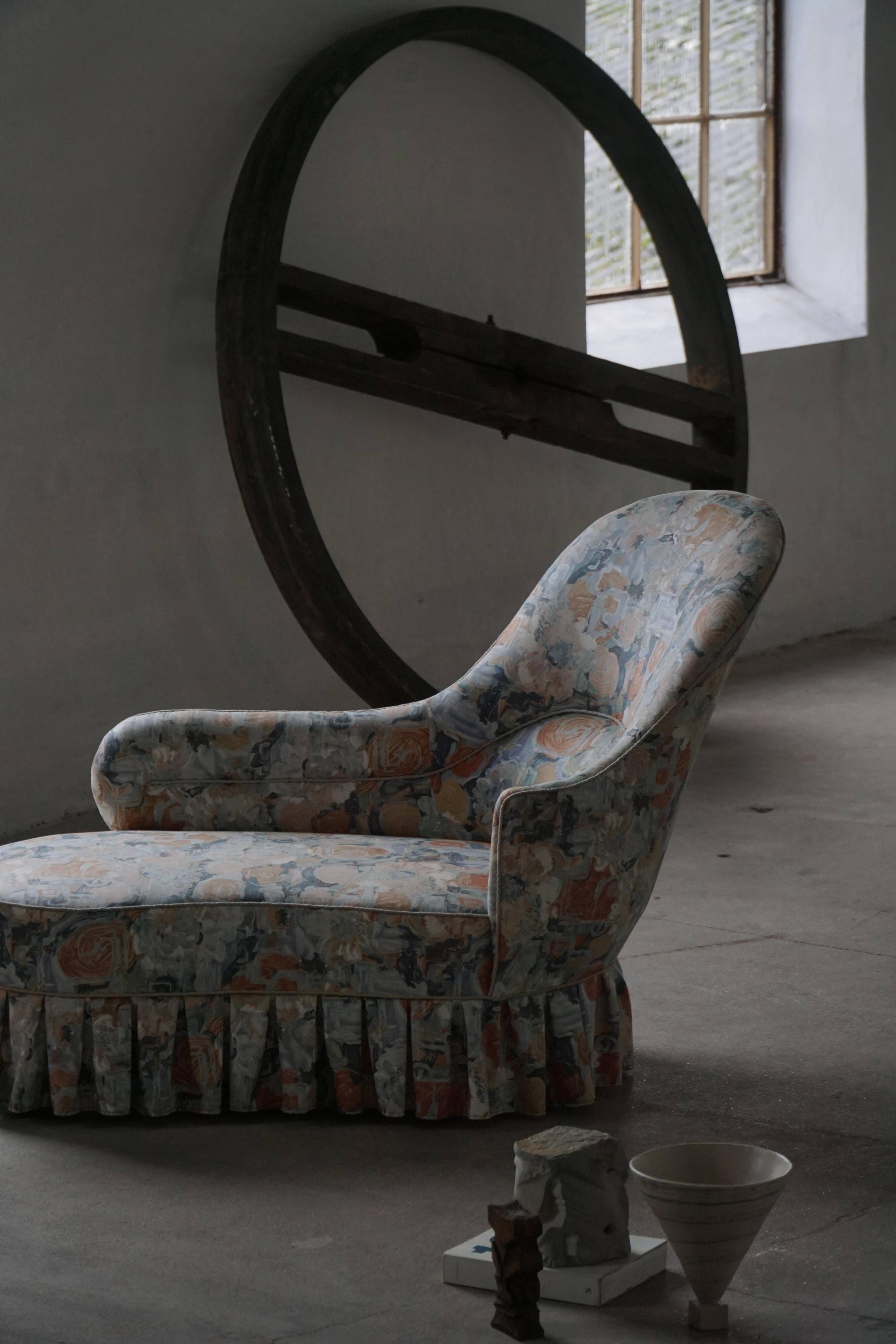 Vintage chaise longue / Sofa with floral upholstery, modern Danish design, 1950s