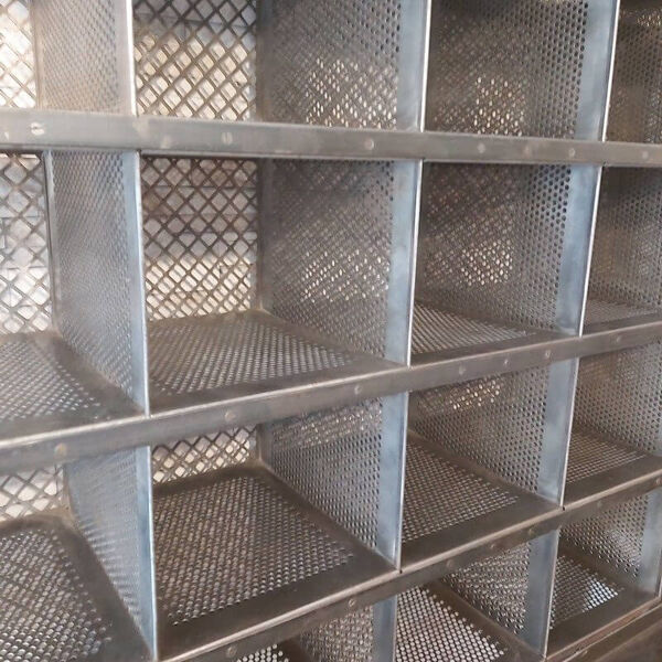 Ancien meuble de tri postal décapé et patiné, look industriel