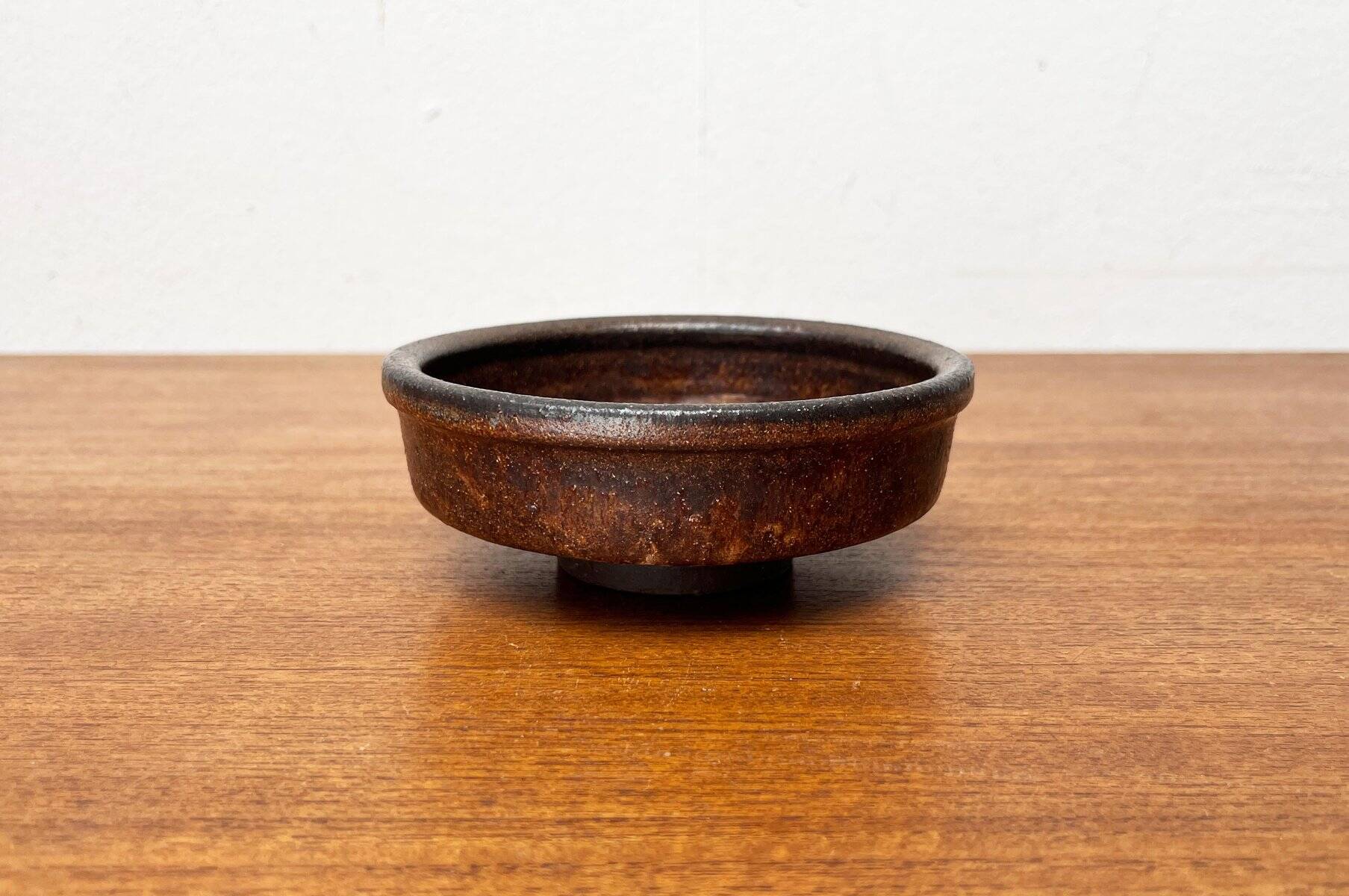 Mid-century German studio pottery bowl by Volker Ellwanger, 1960s.