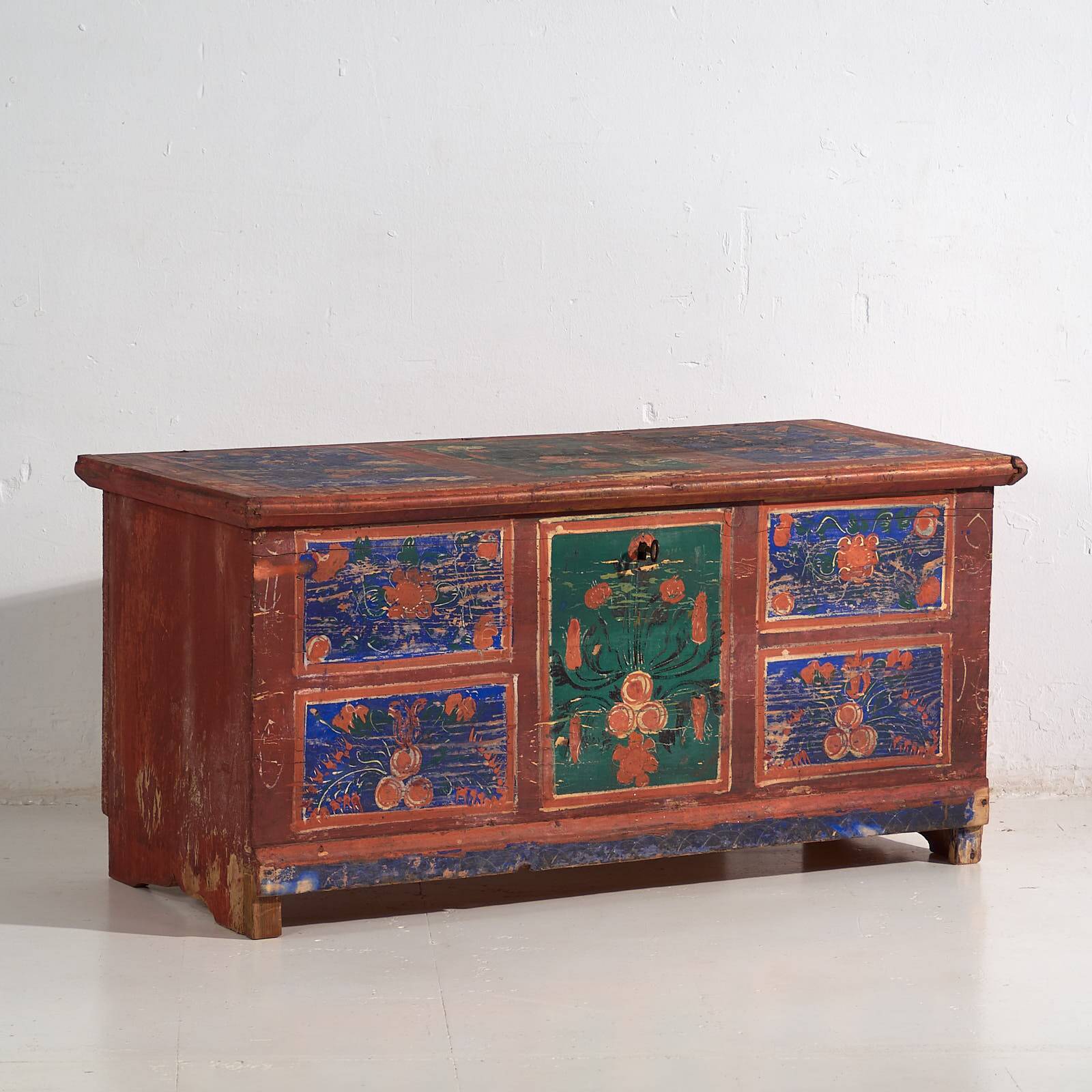 Antique hand-painted chest with floral motifs (1907) #100